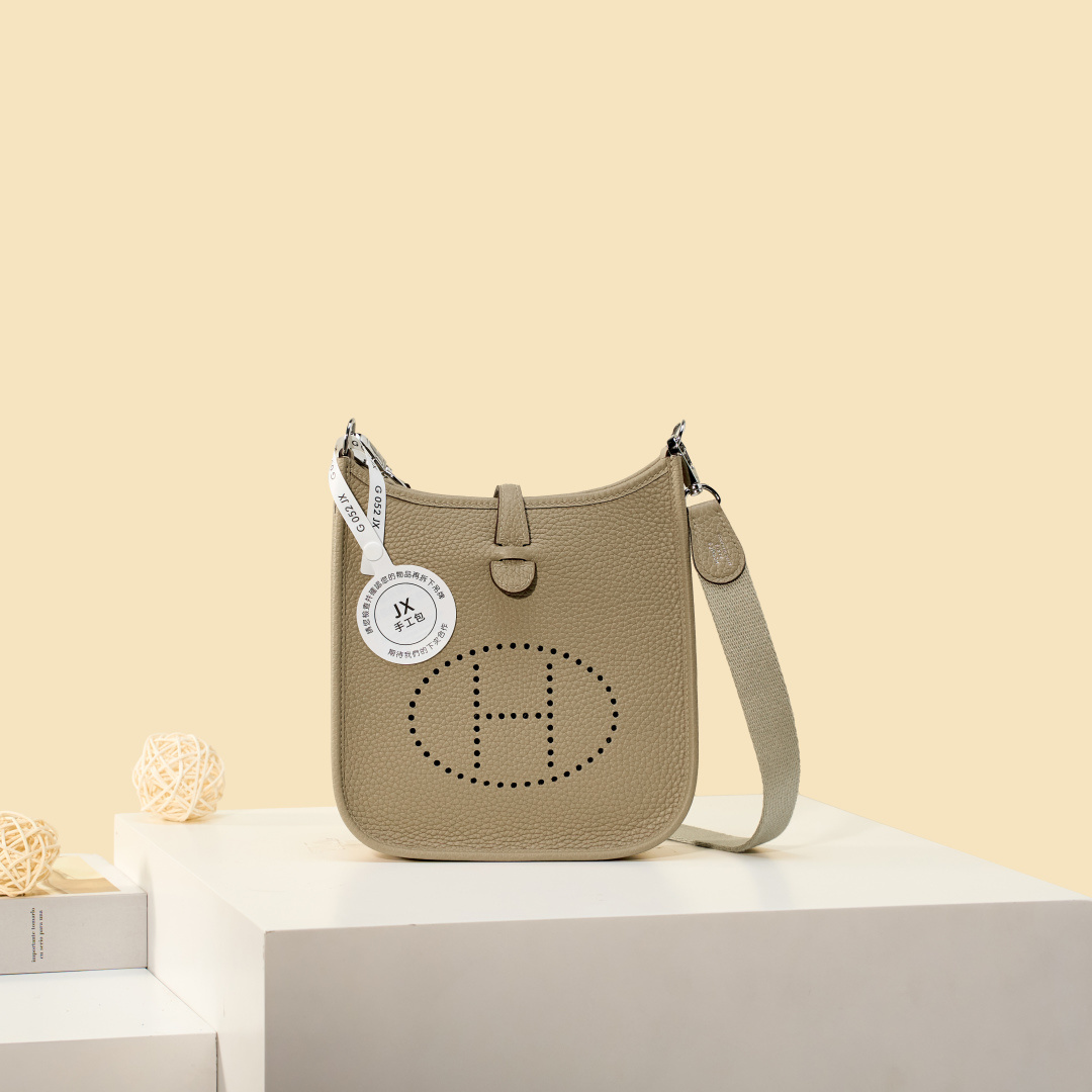 NO:893969,Mini Evelyne Mini Evelyne 17cm Original imported TC leather [windbreaker gray] Gold and silver buckle Unisex model Counter synchronization Handmade wax thread sewing Pure steel hardware Ready in stock, Hermes, Hermes,19860909Mini Evelyne 迷你伊芙琳 17cm 原厂进口TC皮【风衣灰】金银扣 男女通用款 专柜同步 手工蜡线缝制 纯钢五金 现货,爱马仕,hermes,Hermes,,Bag