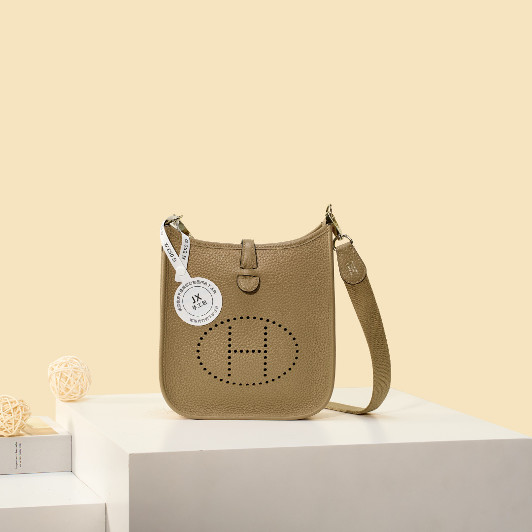 NO:893967,Mini Evelyne Mini Evelyne 17cm Original imported TC leather [milk tea color] gold and silver buckle Unisex model Counter synchronization Handmade wax thread sewing Pure steel hardware Ready stock, Hermes, Hermes,19860909Mini Evelyne 迷你伊芙琳 17cm 原厂进口TC皮【奶茶色】金银扣 男女通用款 专柜同步 手工蜡线缝制 纯钢五金 现货,爱马仕,hermes,Hermes,,Bag