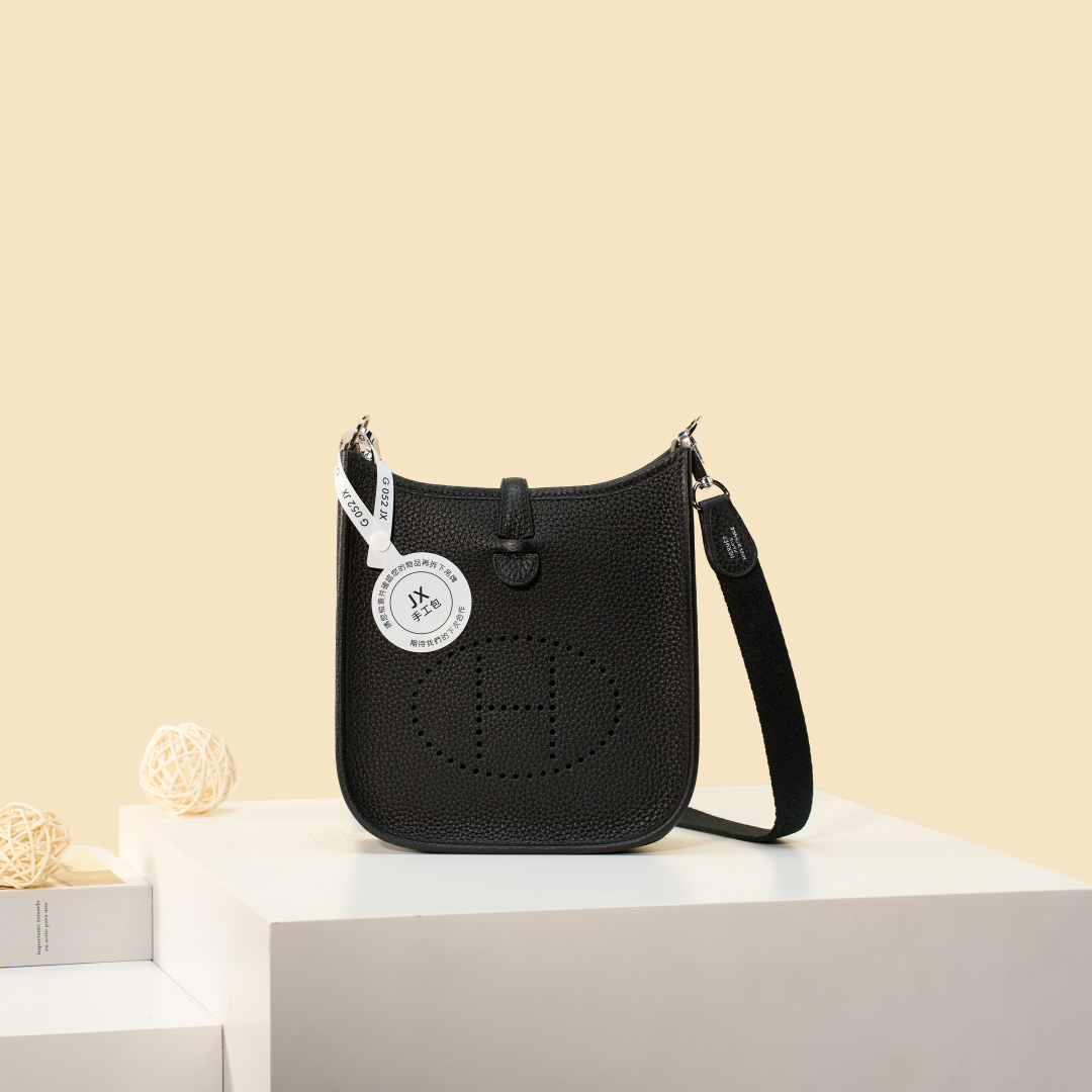 NO:893976,Mini Evelyne Mini Evelyne 17cm Original imported TC leather [black] gold and silver buckle Unisex model Counter synchronization Handmade wax thread sewing Pure steel hardware in stock, Hermes, Hermes,19860909Mini Evelyne 迷你伊芙琳 17cm 原厂进口TC皮【黑色】金银扣 男女通用款 专柜同步 手工蜡线缝制 纯钢五金 现货,爱马仕,hermes,Hermes,,Bag