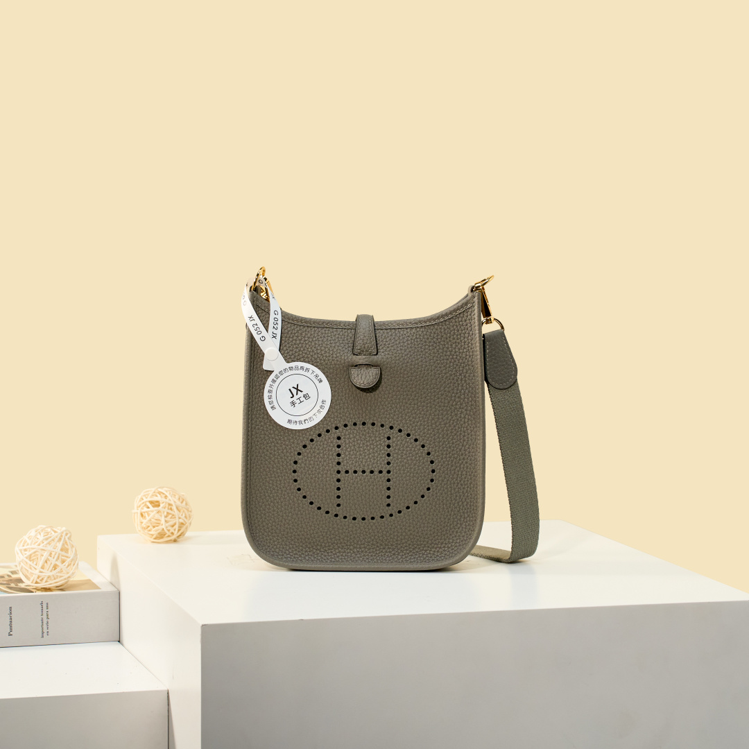 NO:893973,Mini Evelyne Mini Evelyne 17cm Original imported TC leather [cumulonimbus gray] gold and silver buckle Unisex model Counter synchronization Handmade wax thread sewing Pure steel hardware Ready in stock, Hermes, Hermes,19860909Mini Evelyne 迷你伊芙琳 17cm 原厂进口TC皮【积雨云灰】金银扣 男女通用款 专柜同步 手工蜡线缝制 纯钢五金 现货,爱马仕,hermes,Hermes,,Bag
