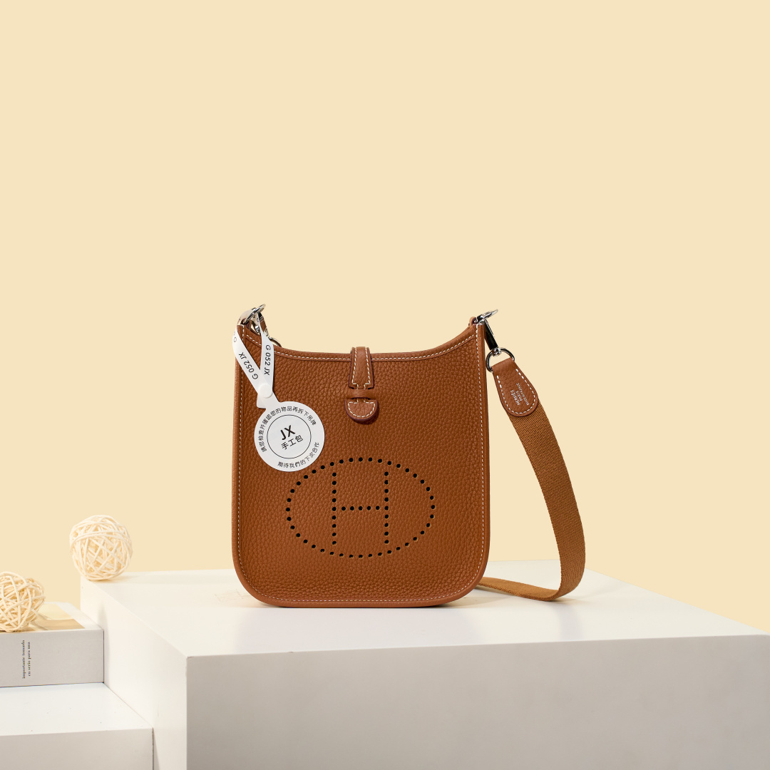 NO:893980,Mini Evelyne Mini Evelyne 17cm Original imported TC leather [golden brown] gold and silver buckle Unisex model Counter synchronization Handmade wax thread sewing Pure steel hardware in stock, Hermes, Hermes,19860909Mini Evelyne 迷你伊芙琳 17cm 原厂进口TC皮【金棕】金银扣 男女通用款 专柜同步 手工蜡线缝制 纯钢五金 现货,爱马仕,hermes,Hermes,,Bag