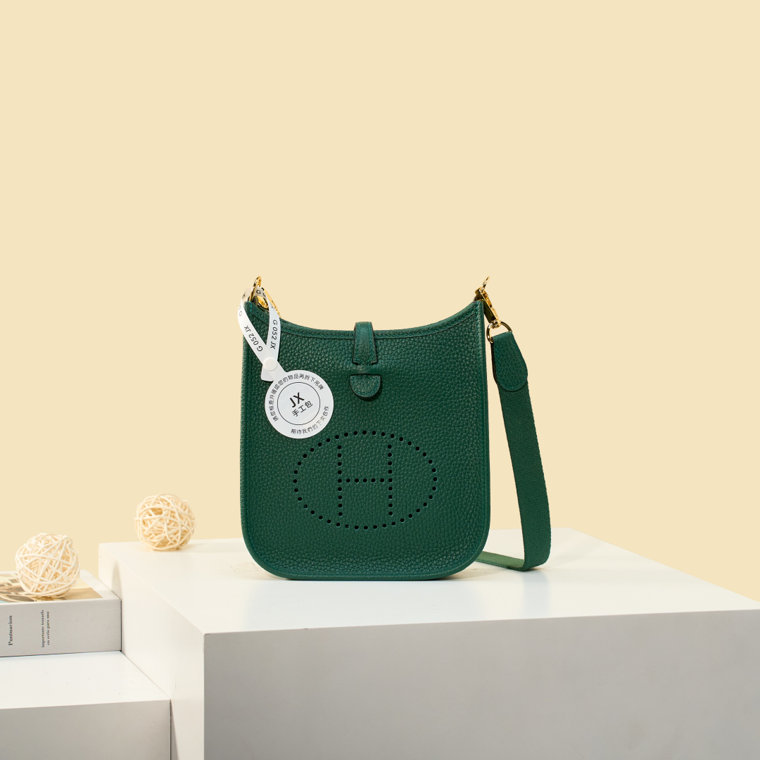 NO:893957,Mini Evelyne 17cm, original imported TC leather [malachite green] gold and silver buckle, unisex model, counter synchronization, handmade wax thread sewing, pure steel hardware, in stock, Hermes, Hermes,19860909Mini Evelyne 迷你伊芙琳 17cm 原厂进口TC皮【孔雀绿】金银扣 男女通用款 专柜同步 手工蜡线缝制 纯钢五金 现货,爱马仕,hermes,Hermes,,Bag