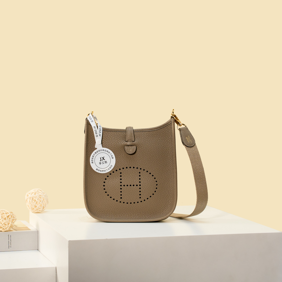 NO:893971,Mini Evelyne Mini Evelyne 17cm Original imported TC leather [asphalt gray] gold and silver buckle Unisex model Counter synchronization Handmade wax thread sewing Pure steel hardware in stock, Hermes, Hermes,19860909Mini Evelyne 迷你伊芙琳 17cm 原厂进口TC皮【沥青灰】金银扣 男女通用款 专柜同步 手工蜡线缝制 纯钢五金 现货,爱马仕,hermes,Hermes,,Bag