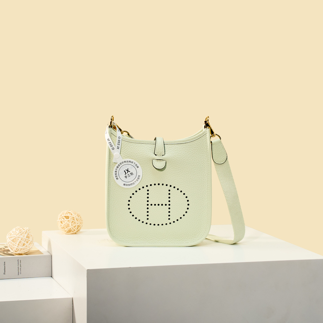 NO:893937,Mini Evelyne Mini Evelyne 17cm Original imported TC leather [bubble green] gold and silver buckle Unisex model Counter synchronization Handmade wax thread sewing Pure steel hardware in stock, Hermes, Hermes,19860909Mini Evelyne 迷你伊芙琳 17cm 原厂进口TC皮【气泡绿】金银扣 男女通用款 专柜同步 手工蜡线缝制 纯钢五金 现货,爱马仕,hermes,Hermes,,Bag