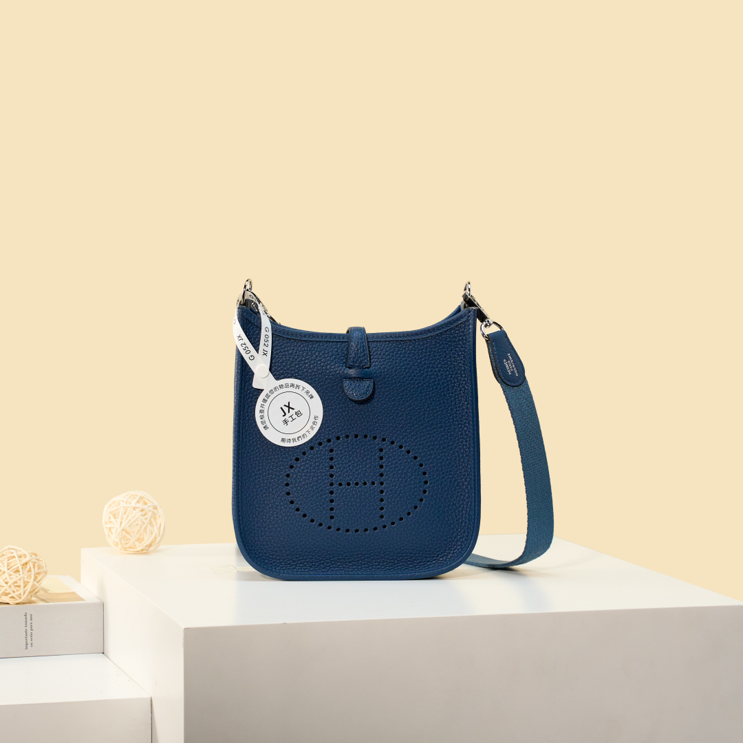 NO:893953,Mini Evelyne Mini Evelyne 17cm Original imported TC leather [deep blue] gold and silver buckle Unisex model Counter synchronization Handmade wax thread sewing Pure steel hardware Ready in stock, Hermes, Hermes,19860909Mini Evelyne 迷你伊芙琳 17cm 原厂进口TC皮【深邃蓝】金银扣 男女通用款 专柜同步 手工蜡线缝制 纯钢五金 现货,爱马仕,hermes,Hermes,,Bag