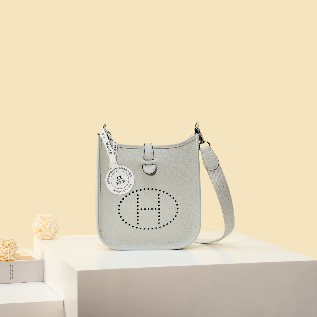 NO:893959,Mini Evelyne Mini Evelyne 17cm Original imported TC leather [Holy Grail Blue] gold and silver buckle Unisex model Counter synchronization Handmade wax thread sewing Pure steel hardware Ready in stock, Hermes, Hermes,19860909Mini Evelyne 迷你伊芙琳 17cm 原厂进口TC皮【圣杯蓝】金银扣 男女通用款 专柜同步 手工蜡线缝制 纯钢五金 现货,爱马仕,hermes,Hermes,,Bag