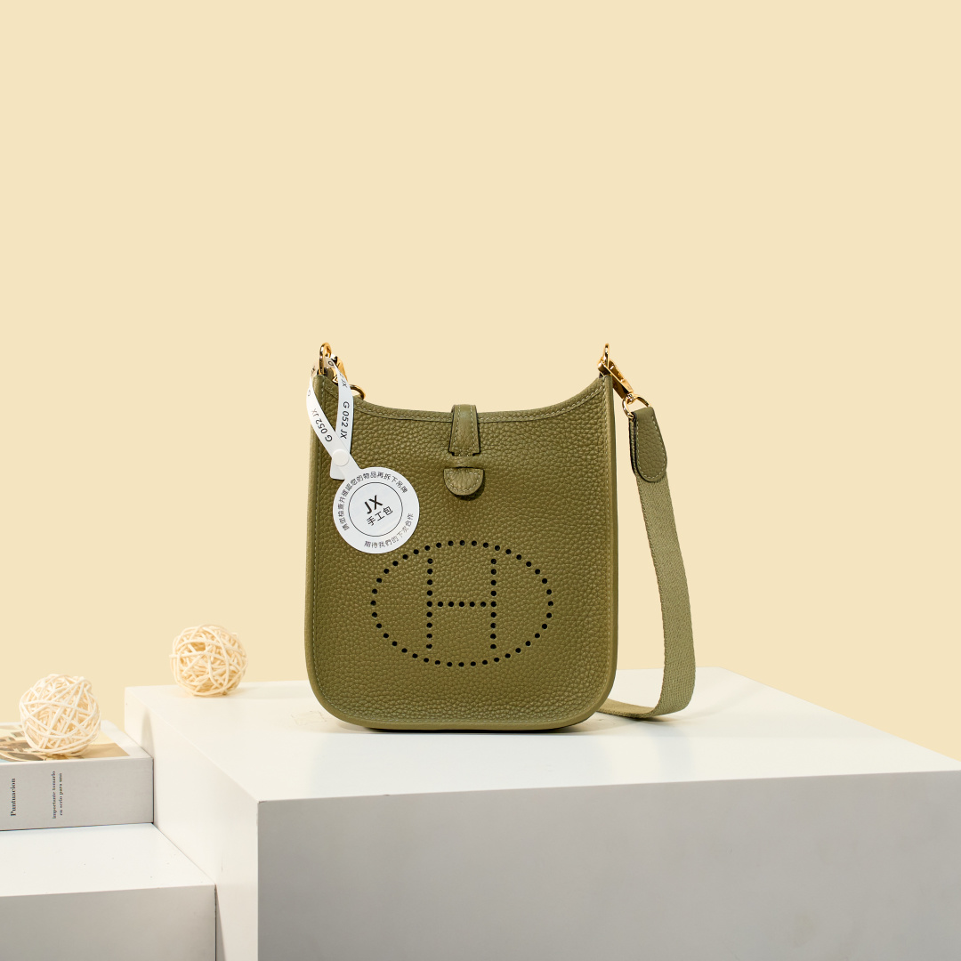 NO:893951,Mini Evelyne 17cm, original imported TC leather [sage green] gold and silver buckle, unisex model, counter synchronization, handmade wax thread sewing, pure steel hardware, in stock, Hermes, Hermes,19860909Mini Evelyne 迷你伊芙琳 17cm 原厂进口TC皮【鼠尾草绿】金银扣 男女通用款 专柜同步 手工蜡线缝制 纯钢五金 现货,爱马仕,hermes,Hermes,,Bag