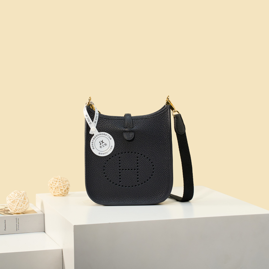 NO:893956,Mini Evelyne Mini Evelyne 17cm Original imported TC leather [Midnight Blue] Gold and silver buckle Unisex model Counter synchronization Handmade wax thread sewing Pure steel hardware Ready in stock, Hermes, Hermes,19860909Mini Evelyne 迷你伊芙琳 17cm 原厂进口TC皮【午夜蓝】金银扣 男女通用款 专柜同步 手工蜡线缝制 纯钢五金 现货,爱马仕,hermes,Hermes,,Bag