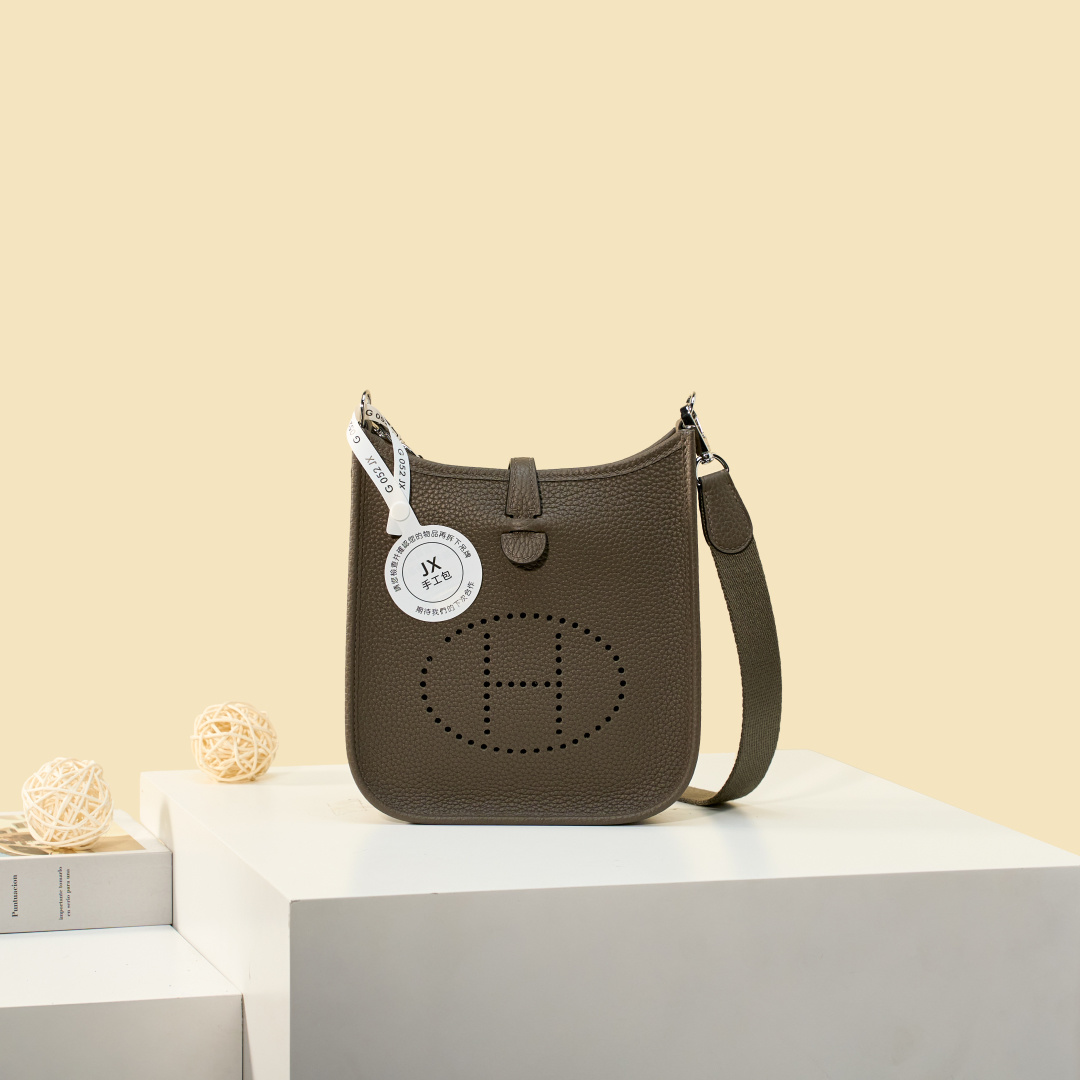 NO:893975,Mini Evelyne Mini Evelyne 17cm Original imported TC leather [tinware gray] gold and silver buckle Unisex model Counter synchronization Handmade wax thread sewing Pure steel hardware Ready in stock, Hermes, Hermes,19860909Mini Evelyne 迷你伊芙琳 17cm 原厂进口TC皮【锡器灰】金银扣 男女通用款 专柜同步 手工蜡线缝制 纯钢五金 现货,爱马仕,hermes,Hermes,,Bag