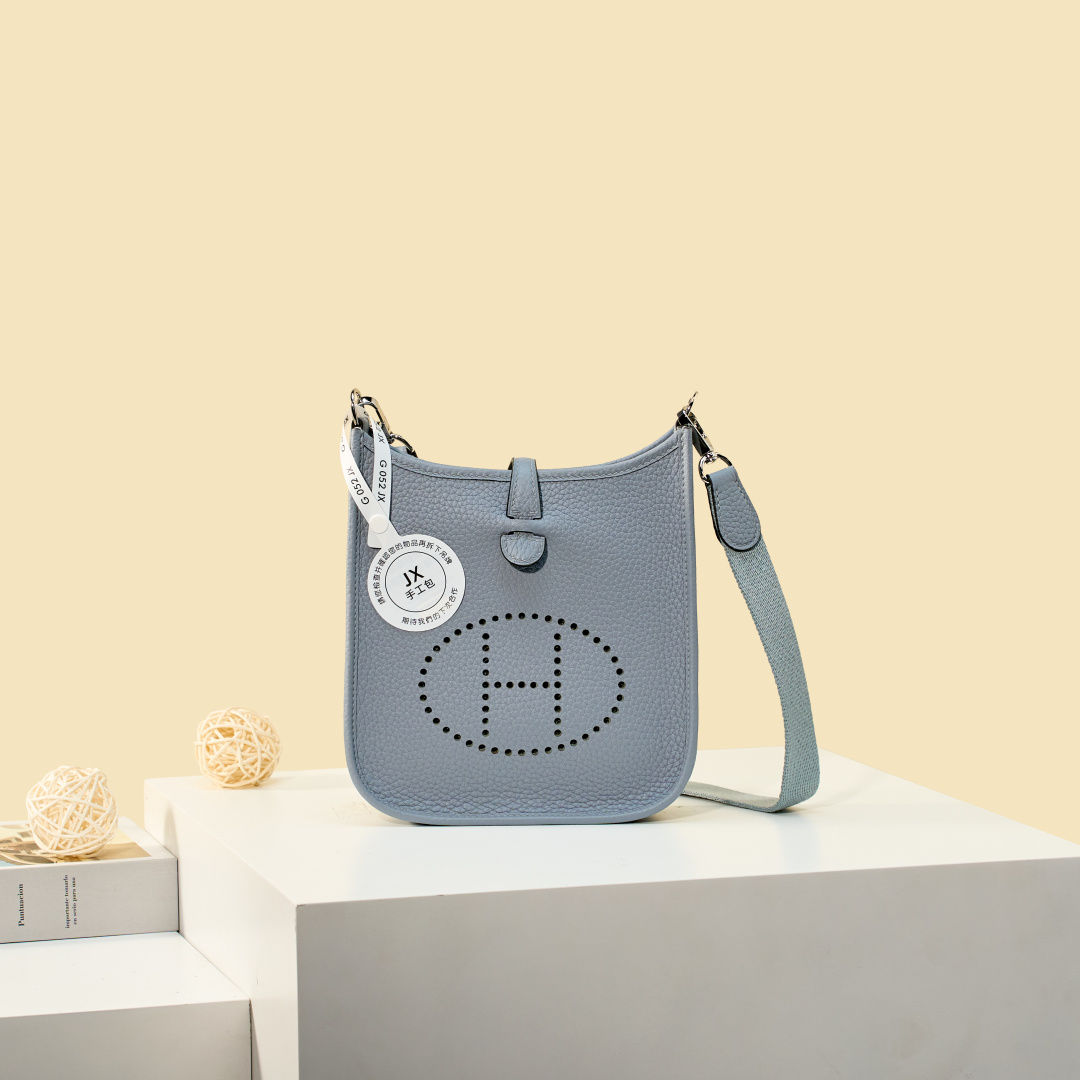 NO:893965,Mini Evelyne Mini Evelyne 17cm Original imported TC leather [linen blue] gold and silver buckle Unisex model Counter synchronization Handmade wax thread sewing Pure steel hardware Ready in stock, Hermes, Hermes,19860909Mini Evelyne 迷你伊芙琳 17cm 原厂进口TC皮【亚麻蓝】金银扣 男女通用款 专柜同步 手工蜡线缝制 纯钢五金 现货,爱马仕,hermes,Hermes,,Bag