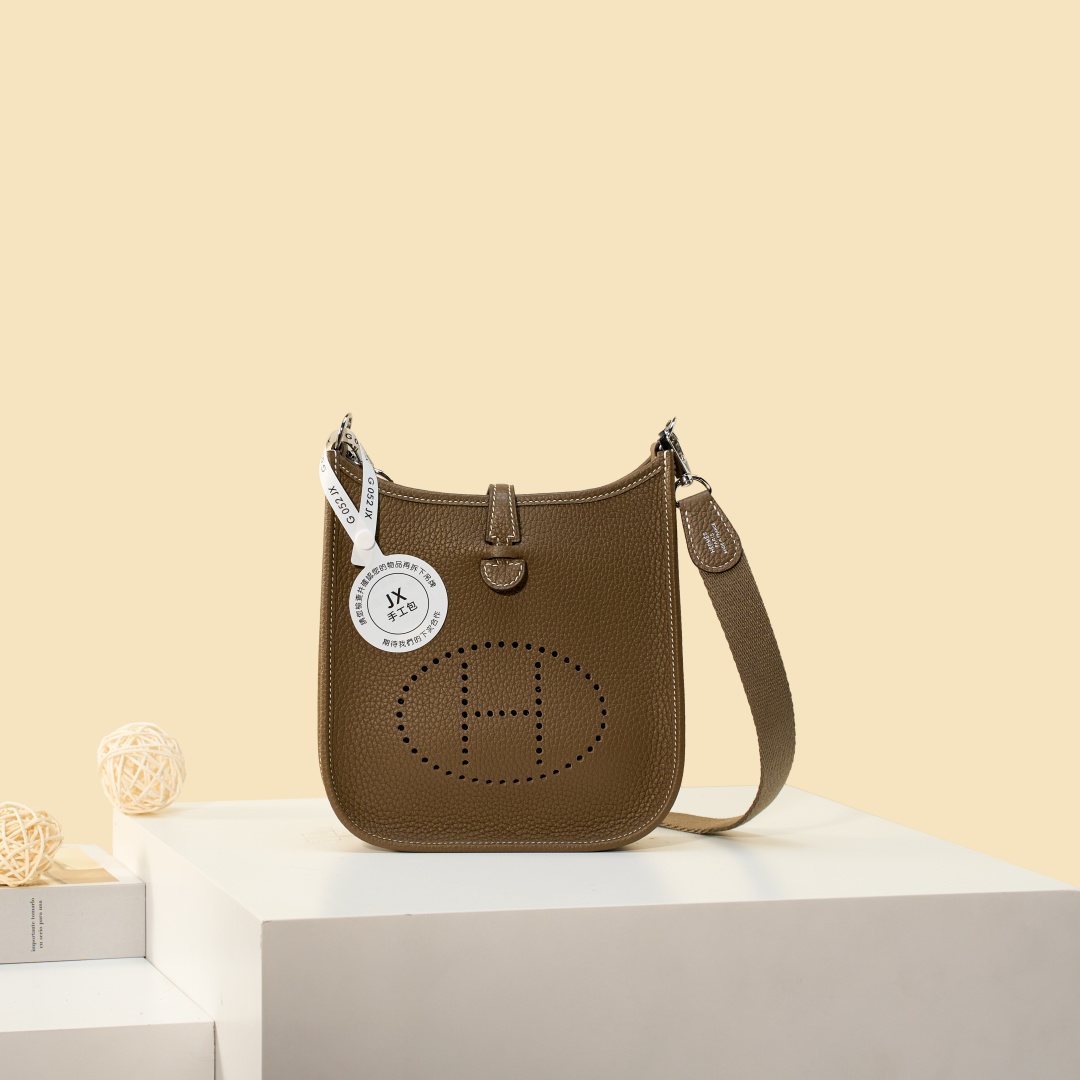 NO:893977,Mini Evelyne Mini Evelyne 17cm Original imported TC leather [elephant gray] Gold and silver buckle Unisex model Counter synchronization Handmade wax thread sewing Pure steel hardware Ready in stock, Hermes, Hermes,19860909Mini Evelyne 迷你伊芙琳 17cm 原厂进口TC皮【大象灰】金银扣 男女通用款 专柜同步 手工蜡线缝制 纯钢五金 现货,爱马仕,hermes,Hermes,,Bag