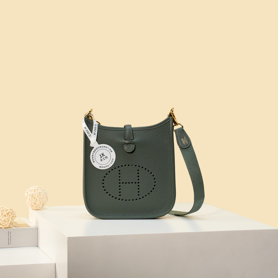 NO:893954,Mini Evelyne 17cm, original imported TC leather [almond green] gold and silver buckle, unisex model, counter synchronization, handmade wax thread sewing, pure steel hardware, in stock, Hermes, Hermes,19860909Mini Evelyne 迷你伊芙琳 17cm 原厂进口TC皮【杏仁绿】金银扣 男女通用款 专柜同步 手工蜡线缝制 纯钢五金 现货,爱马仕,hermes,Hermes,,Bag