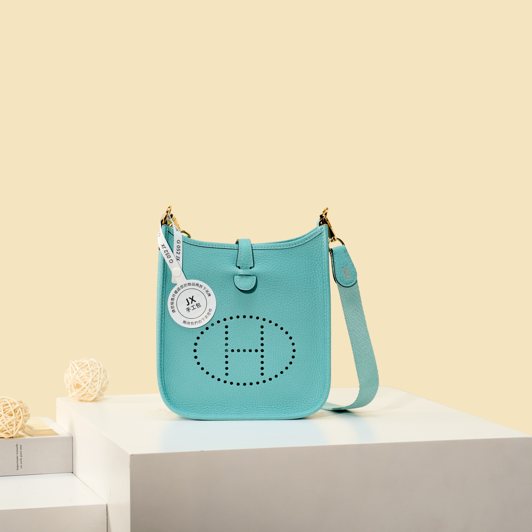 NO:893933,Mini Evelyne 17cm, original imported TC leather [macaron blue] gold and silver buckle, unisex model, counter synchronization, handmade wax thread sewing, pure steel hardware, in stock, Hermes, Hermes,19860909Mini Evelyne 迷你伊芙琳 17cm 原厂进口TC皮【马卡龙蓝】金银扣 男女通用款 专柜同步 手工蜡线缝制 纯钢五金 现货,爱马仕,hermes,Hermes,,Bag