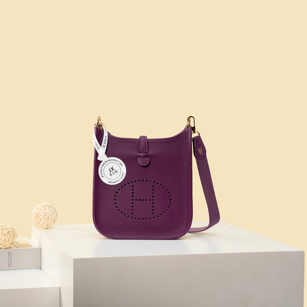 NO:893979,Mini Evelyne Mini Evelyne 17cm Original imported TC leather [sea anemone purple] gold and silver buckle Unisex model Counter synchronization Handmade wax thread sewing Pure steel hardware Ready in stock, Hermes, Hermes,19860909Mini Evelyne 迷你伊芙琳 17cm 原厂进口TC皮【海葵紫】金银扣 男女通用款 专柜同步 手工蜡线缝制 纯钢五金 现货,爱马仕,hermes,Hermes,,Bag