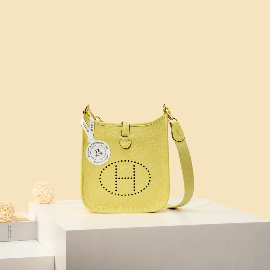 NO:893963,Mini Evelyne 17cm, original imported TC leather [chicken yellow] gold and silver buckle, unisex model, counter synchronization, handmade wax thread sewing, pure steel hardware, in stock, Hermes, Hermes,19860909Mini Evelyne 迷你伊芙琳 17cm 原厂进口TC皮【小鸡黄】金银扣 男女通用款 专柜同步 手工蜡线缝制 纯钢五金 现货,爱马仕,hermes,Hermes,,Bag