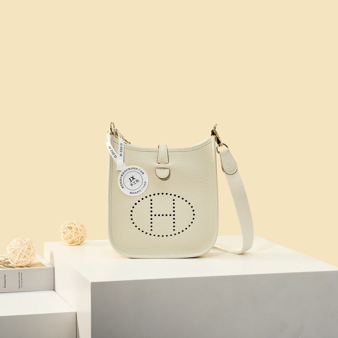 NO:893978,Mini Evelyne 17cm, original imported TC leather [milkshake white] gold and silver buckle, unisex model, counter synchronization, handmade wax thread sewing, pure steel hardware, in stock, Hermes, Hermes,19860909Mini Evelyne 迷你伊芙琳 17cm 原厂进口TC皮【奶昔白】金银扣 男女通用款 专柜同步 手工蜡线缝制 纯钢五金 现货,爱马仕,hermes,Hermes,,Bag