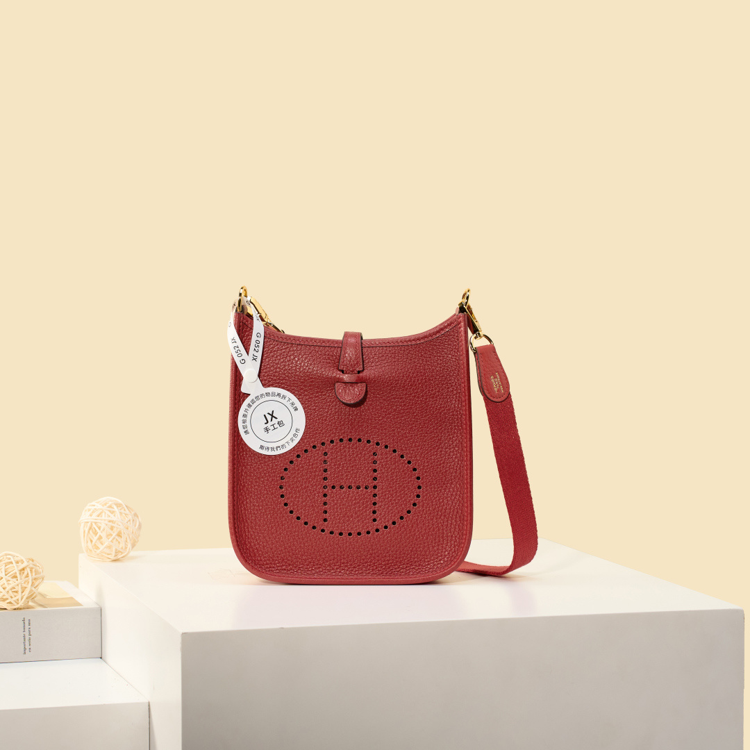 NO:893972,Mini Evelyne Mini Evelyne 17cm Original imported TC leather [Chinese red] Gold and silver buckle Unisex model Counter synchronization Handmade wax thread sewing Pure steel hardware Ready in stock, Hermes, Hermes,19860909Mini Evelyne 迷你伊芙琳 17cm 原厂进口TC皮【中国红】金银扣 男女通用款 专柜同步 手工蜡线缝制 纯钢五金 现货,爱马仕,hermes,Hermes,,Bag