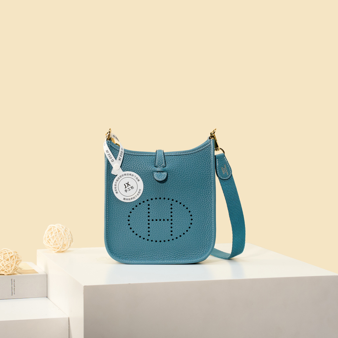 NO:893946,Mini Evelyne Mini Evelyne 17cm Original imported TC leather [denim blue] gold and silver buckle Unisex model Counter synchronization Handmade wax thread sewing Pure steel hardware in stock, Hermes, Hermes,19860909Mini Evelyne 迷你伊芙琳 17cm 原厂进口TC皮【牛仔蓝】金银扣 男女通用款 专柜同步 手工蜡线缝制 纯钢五金 现货,爱马仕,hermes,Hermes,,Bag