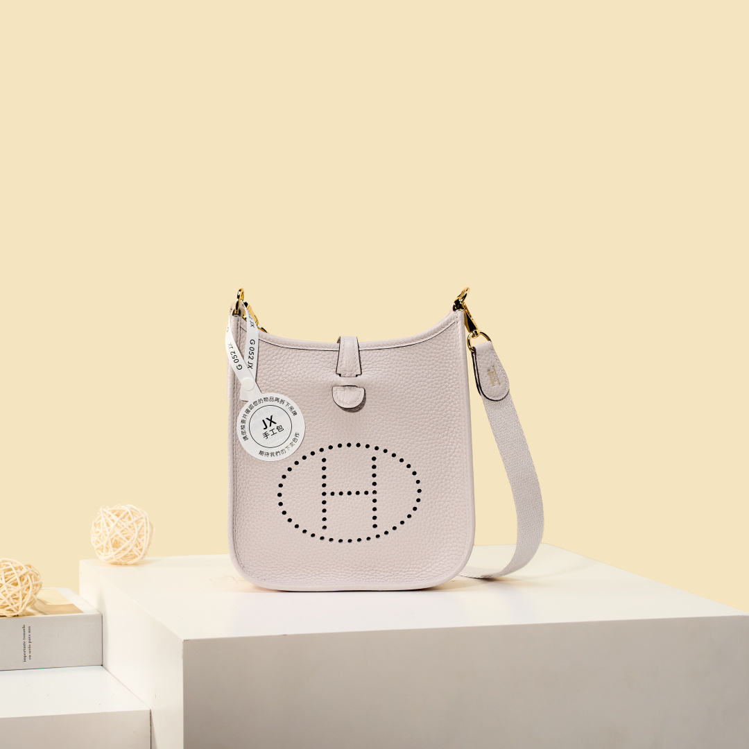 NO:893983,Mini Evelyne Mini Evelyne 17cm Original imported TC leather [Dream Pink Purple] gold and silver buckle Unisex model Counter synchronization Handmade wax thread sewing Pure steel hardware in stock, Hermes, Hermes,19860909Mini Evelyne 迷你伊芙琳 17cm 原厂进口TC皮【梦幻粉紫】金银扣 男女通用款 专柜同步 手工蜡线缝制 纯钢五金 现货,爱马仕,hermes,Hermes,,Bag