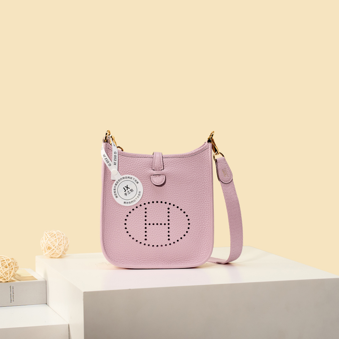 NO:893981,Mini Evelyne Mini Evelyne 17cm Original imported TC leather [Mallow Purple] gold and silver buckle Unisex model Counter synchronization Handmade wax thread sewing Pure steel hardware in stock, Hermes, Hermes,19860909Mini Evelyne 迷你伊芙琳 17cm 原厂进口TC皮【锦葵紫】金银扣 男女通用款 专柜同步 手工蜡线缝制 纯钢五金 现货,爱马仕,hermes,Hermes,,Bag