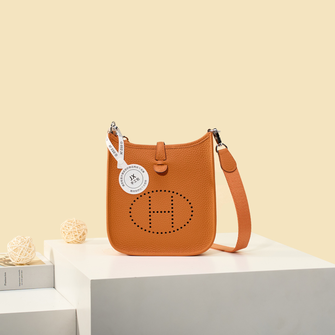 NO:893974,Mini Evelyne Mini Evelyne 17cm Original imported TC leather [orange] gold and silver buckle Unisex model Counter synchronization Handmade wax thread sewing Pure steel hardware in stock, Hermes, Hermes,19860909Mini Evelyne 迷你伊芙琳 17cm 原厂进口TC皮【橙色】金银扣 男女通用款 专柜同步 手工蜡线缝制 纯钢五金 现货,爱马仕,hermes,Hermes,,Bag