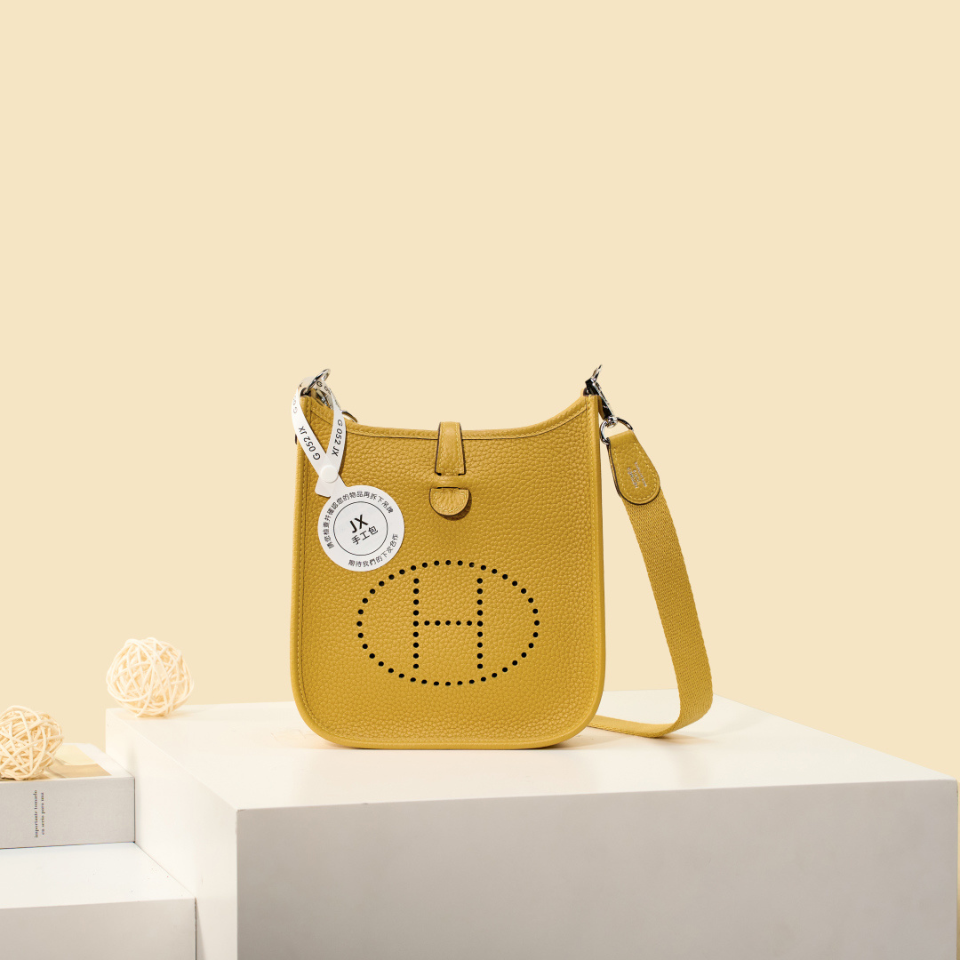 NO:893960,Mini Evelyne 17cm, original imported TC leather [amber yellow] gold and silver buckle, unisex model, counter synchronization, handmade wax thread sewing, pure steel hardware, in stock, Hermes, Hermes,19860909Mini Evelyne 迷你伊芙琳 17cm 原厂进口TC皮【琥珀黄】金银扣 男女通用款 专柜同步 手工蜡线缝制 纯钢五金 现货,爱马仕,hermes,Hermes,,Bag