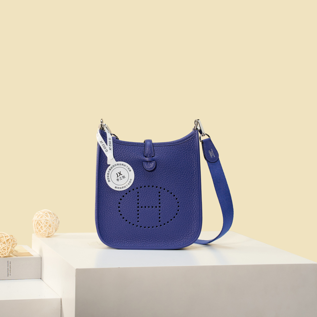 NO:893950,Mini Evelyne Mini Evelyne 17cm Original imported TC leather [Electric Blue] gold and silver buckle Unisex model Counter synchronization Handmade wax thread sewing Pure steel hardware Ready in stock, Hermes, Hermes,19860909Mini Evelyne 迷你伊芙琳 17cm 原厂进口TC皮【电光蓝】金银扣 男女通用款 专柜同步 手工蜡线缝制 纯钢五金 现货,爱马仕,hermes,Hermes,,Bag