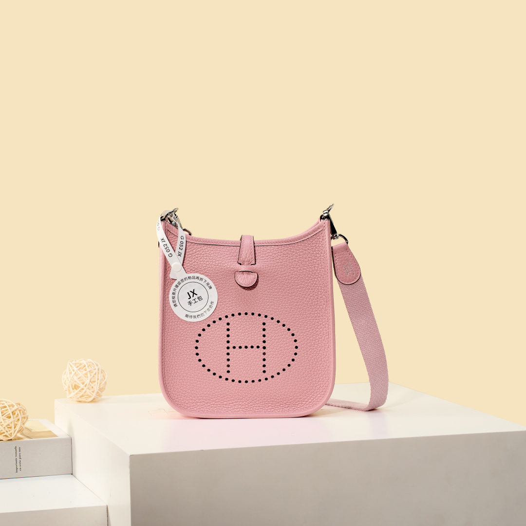 NO:893968,Mini Evelyne Mini Evelyne 17cm Original imported TC leather [Sakura Pink] gold and silver buckle Unisex model Counter synchronization Handmade wax thread sewing Pure steel hardware in stock, Hermes, Hermes,19860909Mini Evelyne 迷你伊芙琳 17cm 原厂进口TC皮【樱花粉】金银扣 男女通用款 专柜同步 手工蜡线缝制 纯钢五金 现货,爱马仕,hermes,Hermes,,Bag