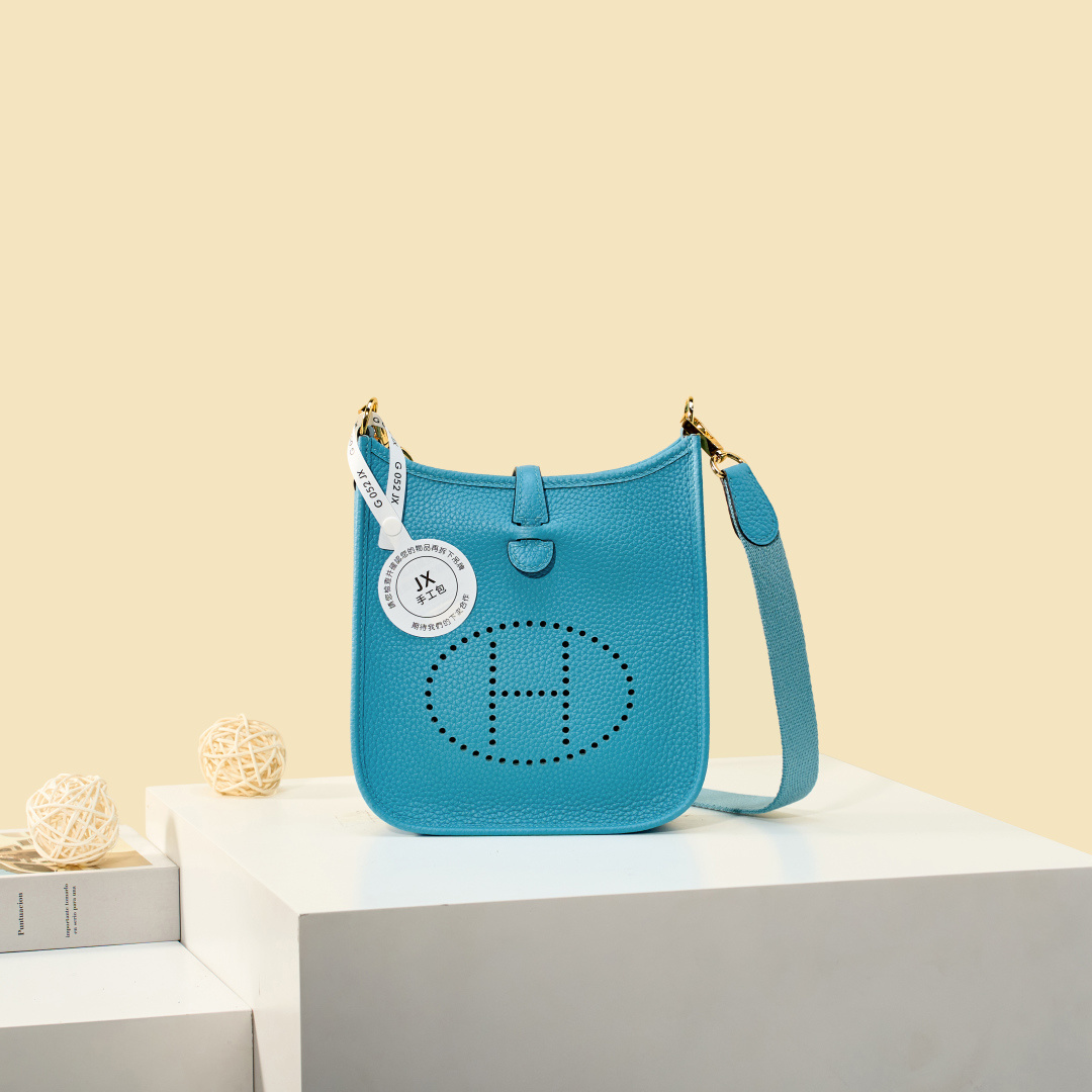 NO:893941,Mini Evelyne Mini Evelyne 17cm Original imported TC leather [Northern Blue] gold and silver buckle Unisex model Counter synchronization Handmade wax thread sewing Pure steel hardware Ready in stock, Hermes, Hermes,19860909Mini Evelyne 迷你伊芙琳 17cm 原厂进口TC皮【北方蓝】金银扣 男女通用款 专柜同步 手工蜡线缝制 纯钢五金 现货,爱马仕,hermes,Hermes,,Bag