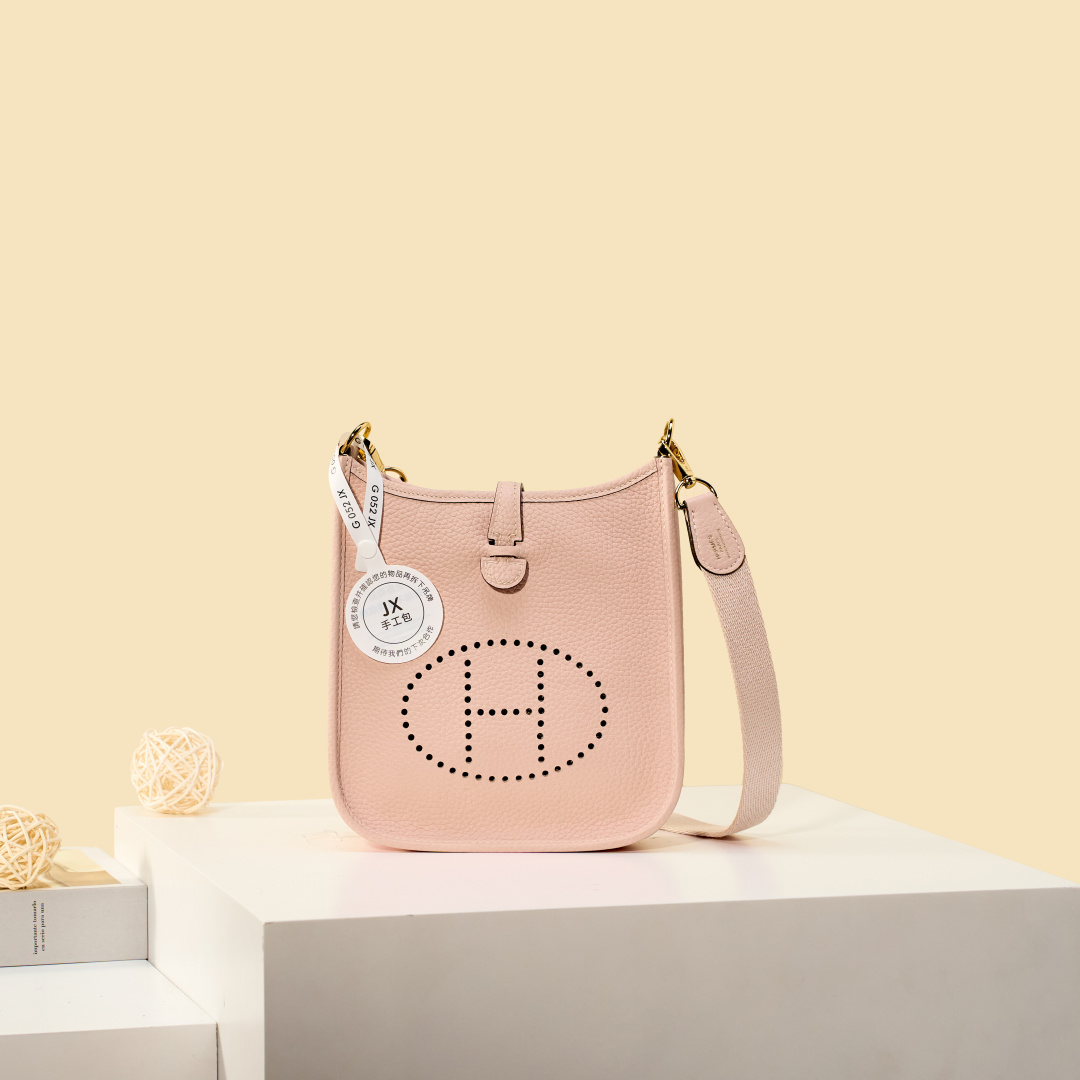 NO:893985,Mini Evelyne Mini Evelyne 17cm Original imported TC leather [3Q powder] gold and silver buckle Unisex model Counter synchronization Handmade wax thread sewing Pure steel hardware in stock, Hermes, Hermes,19860909Mini Evelyne 迷你伊芙琳 17cm 原厂进口TC皮【3Q粉】金银扣 男女通用款 专柜同步 手工蜡线缝制 纯钢五金 现货,爱马仕,hermes,Hermes,,Bag