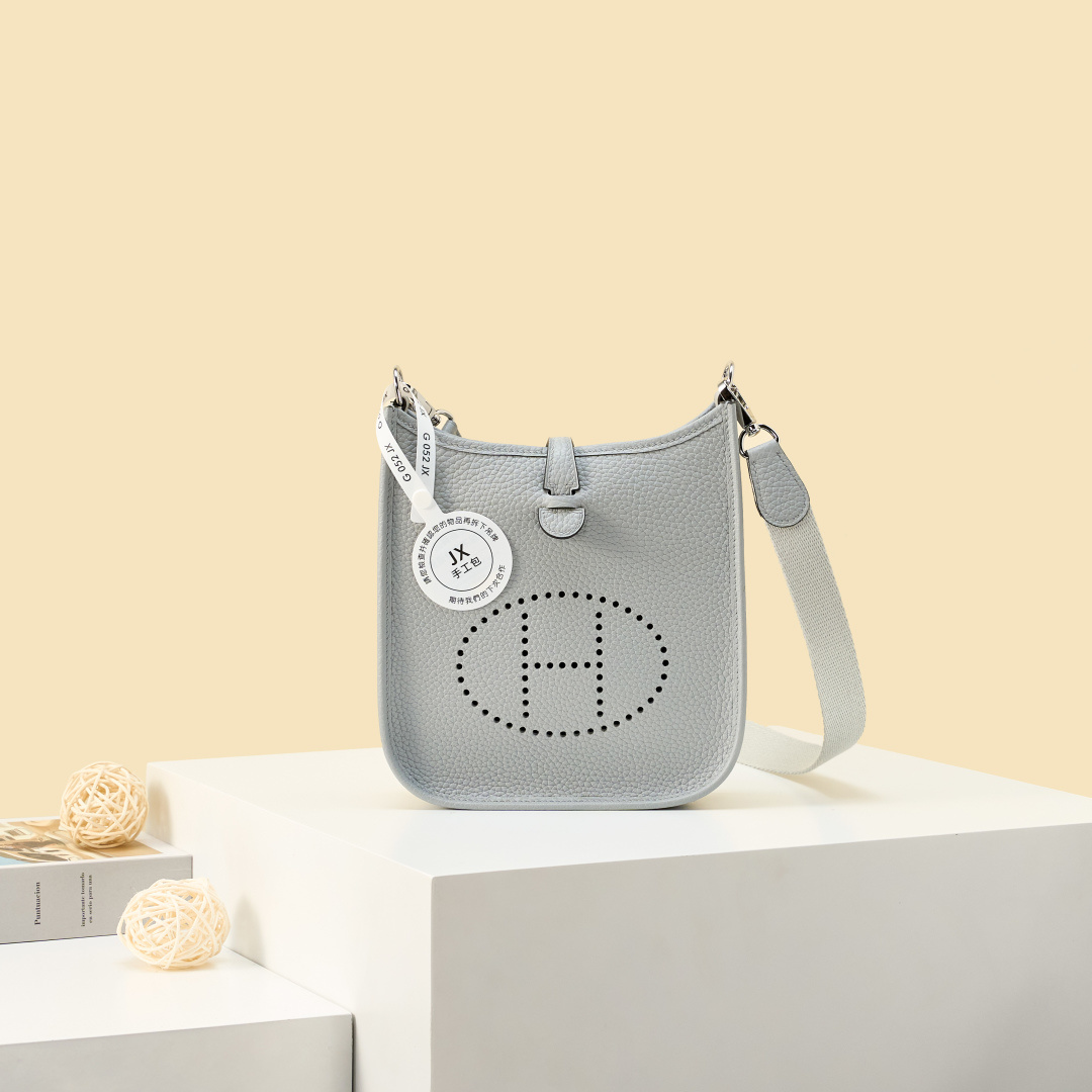 NO:893962,Mini Evelyne Mini Evelyne 17cm Original imported TC leather [glacier blue] gold and silver buckle Unisex model Counter synchronization Handmade wax thread sewing Pure steel hardware Ready in stock, Hermes, Hermes,19860909Mini Evelyne 迷你伊芙琳 17cm 原厂进口TC皮【冰川蓝】金银扣 男女通用款 专柜同步 手工蜡线缝制 纯钢五金 现货,爱马仕,hermes,Hermes,,Bag