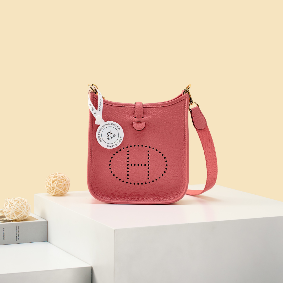 NO:893970,Mini Evelyne 17cm imported TC leather [lipstick powder] gold and silver buckle unisex model counter synchronization handmade wax thread sewing pure steel hardware in stock, Hermes, Hermes,19860909Mini Evelyne 迷你伊芙琳 17cm 原厂进口TC皮【唇膏粉】金银扣 男女通用款 专柜同步 手工蜡线缝制 纯钢五金 现货,爱马仕,hermes,Hermes,,Bag