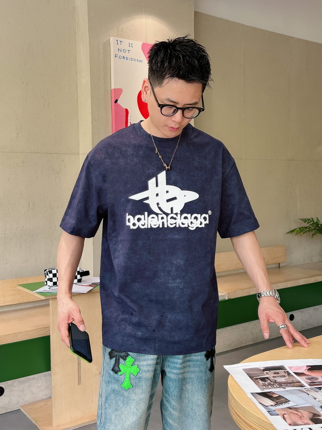 NO:504314,Balenciaga's new spring and summer new model first-time counter has the latest short-sleeved round-neck T-shirt with high-end customization and avant-garde and fashionable design!  Brand logo heavy craft design, high-end customized mercerated cloud cotton fabric, soft feel, comfortable to wear, exquisite counter-level car line, fine workmanship, invincible and handsome upper body effect!  A must-have item for handsome men!  Color black white blue code number M-3XL AAA1,,balenciaga,T-shirt,tees,t-shirt,alexander wang19860909巴黎世家2025春夏新款首发专柜最新款短袖圆领T恤 高端订制 设计前卫时尚！品牌logo重工艺设计 高端定制丝光云朵棉面料.手感柔软.穿着舒适.专柜级别精致车线.做工精细.上身效果无敌帅气！型男必备单品！ 颜色黑色 白色 蓝色 码数M-3XL AAA1,,balenciaga,T-shirt,tees，t-shirt,alexander wang,Men's clothing