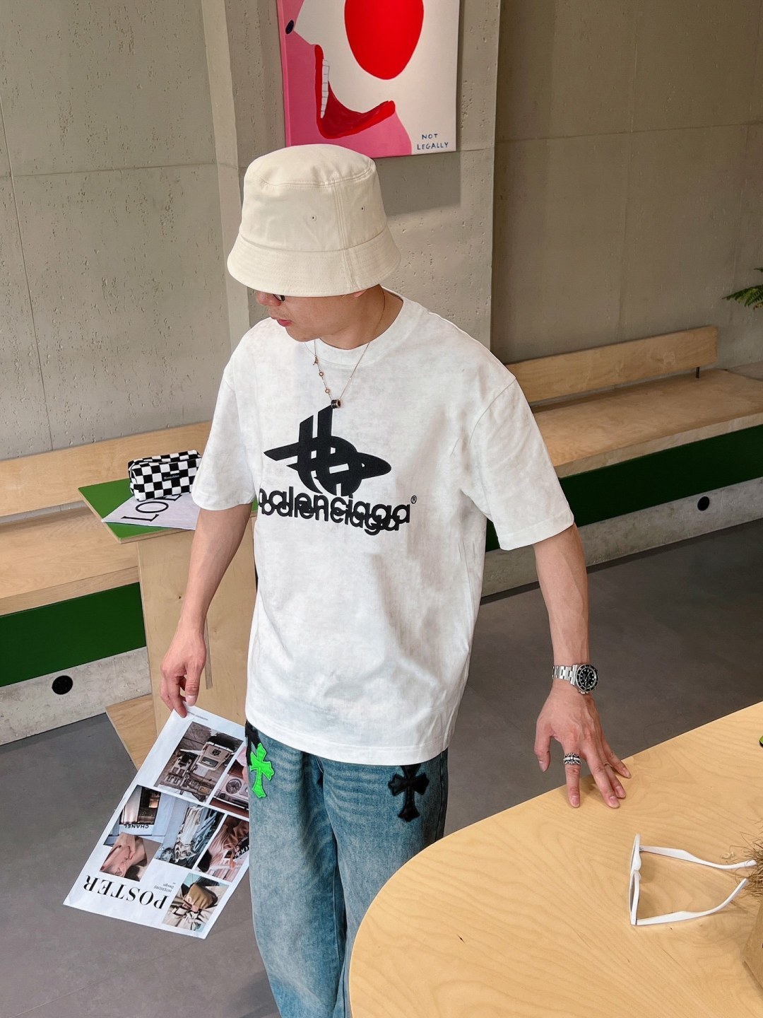 NO:504319,Balenciaga 2025 spring and summer new first-time counter latest short-sleeved round-neck T-shirt, high-end customization, avant-garde and fashionable design!  Brand logo heavy craft design, high-end customized mercerated cloud cotton fabric, soft feel, comfortable to wear, exquisite counter-level car line, fine workmanship, invincible and handsome upper body effect!  A must-have item for handsome men!  Color black white blue code number M-3XL AAA1,,balenciaga,T-shirt,tees,t-shirt,alexander wang19860909巴黎世家 2025春夏新款首发专柜最新款短袖圆领T恤 高端订制 设计前卫时尚！品牌logo重工艺设计 高端定制丝光云朵棉面料.手感柔软.穿着舒适.专柜级别精致车线.做工精细.上身效果无敌帅气！型男必备单品！ 颜色黑色 白色 蓝色 码数M-3XL AAA1,,balenciaga,T-shirt,tees，t-shirt,alexander wang,Men's clothing