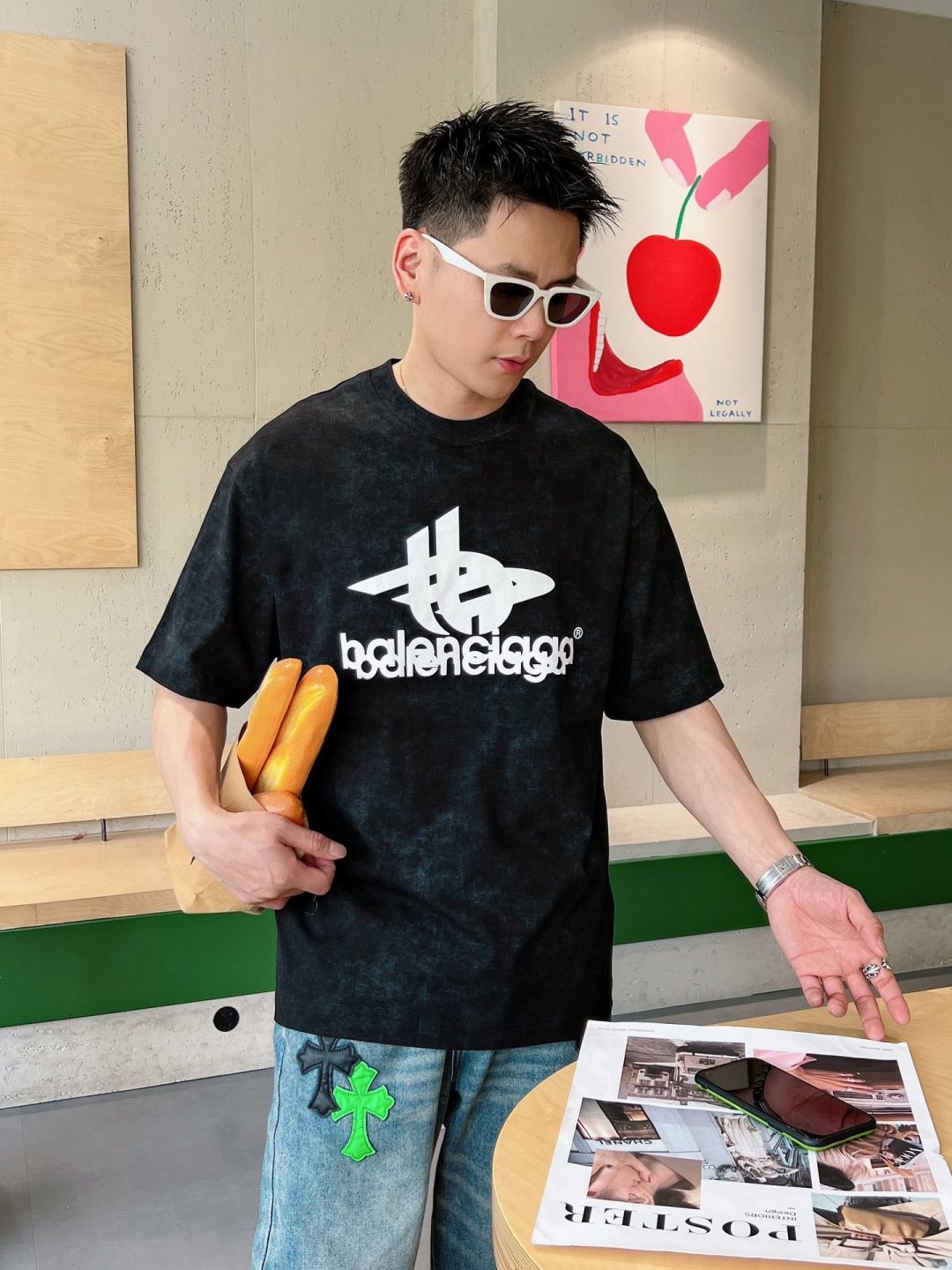 NO:504324,Balenciaga's new spring and summer new model first-time counter has the latest short-sleeved round-neck T-shirt with high-end customization and avant-garde and fashionable design!  Brand logo heavy craft design, high-end customized mercerated cloud cotton fabric, soft feel, comfortable to wear, exquisite counter-level car line, fine workmanship, invincible and handsome upper body effect!  A must-have item for handsome men!  Color black white blue code number M-3XL AAA1,,balenciaga,T-shirt,tees,t-shirt,alexander wang19860909巴黎世家2025春夏新款首发专柜最新款短袖圆领T恤 高端订制 设计前卫时尚！品牌logo重工艺设计 高端定制丝光云朵棉面料.手感柔软.穿着舒适.专柜级别精致车线.做工精细.上身效果无敌帅气！型男必备单品！ 颜色黑色 白色 蓝色 码数M-3XL AAA1,,balenciaga,T-shirt,tees，t-shirt,alexander wang,Men's clothing