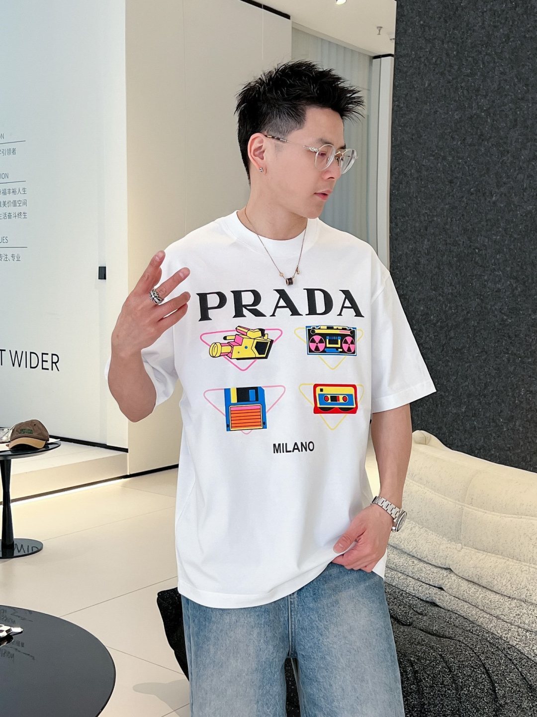 NO:136244,Prada's new spring and summer new style first-time counter has the latest short-sleeved round-neck T-shirt with high-end customization and avant-garde and fashionable design!  Brand logo heavy craft design, high-end customized mercerized cotton fabric, soft feel, comfortable to wear, exquisite counter-level car line, fine workmanship, invincible and handsome upper body effect!  A must-have item for handsome men!  Code number M-3XL, prada, T-shirt,tees, t-shirt,alexander wang19860909普拉达2025春夏新款首发专柜最新款短袖圆领T恤 高端订制 设计前卫时尚！品牌logo重工艺设计 高端定制丝光棉面料.手感柔软.穿着舒适.专柜级别精致车线.做工精细.上身效果无敌帅气！型男必备单品！码数M-3XL,,prada,T-shirt,tees，t-shirt,alexander wang,Men's clothing