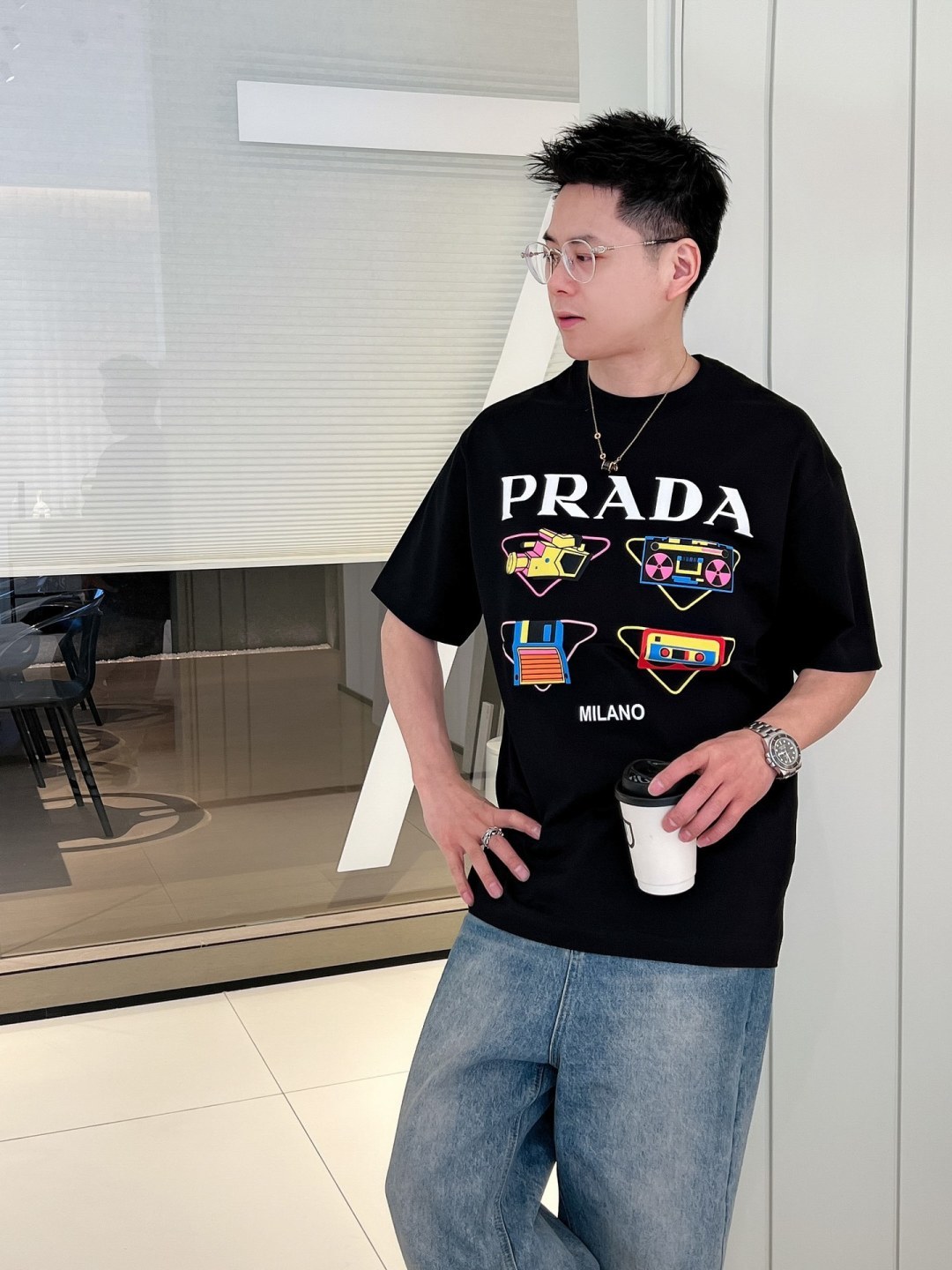 NO:136247,Prada's new spring and summer new style first-time counter latest short-sleeved round-neck T-shirt, high-end customization, avant-garde and fashionable design!  Brand logo heavy craft design, high-end customized mercerated cloud cotton fabric, soft feel, comfortable to wear, exquisite counter-level car line, fine workmanship, invincible and handsome upper body effect!  A must-have item for handsome men!  Color black white Number M-3XL AAA1,,prada,T-shirt,tees,t-shirt,alexander wang19860909普拉达 2025春夏新款首发专柜最新款短袖圆领T恤 高端订制 设计前卫时尚！品牌logo重工艺设计 高端定制丝光云朵棉面料.手感柔软.穿着舒适.专柜级别精致车线.做工精细.上身效果无敌帅气！型男必备单品！ 颜色黑色 白色 码数M-3XL AAA1,,prada,T-shirt,tees，t-shirt,alexander wang,Men's clothing