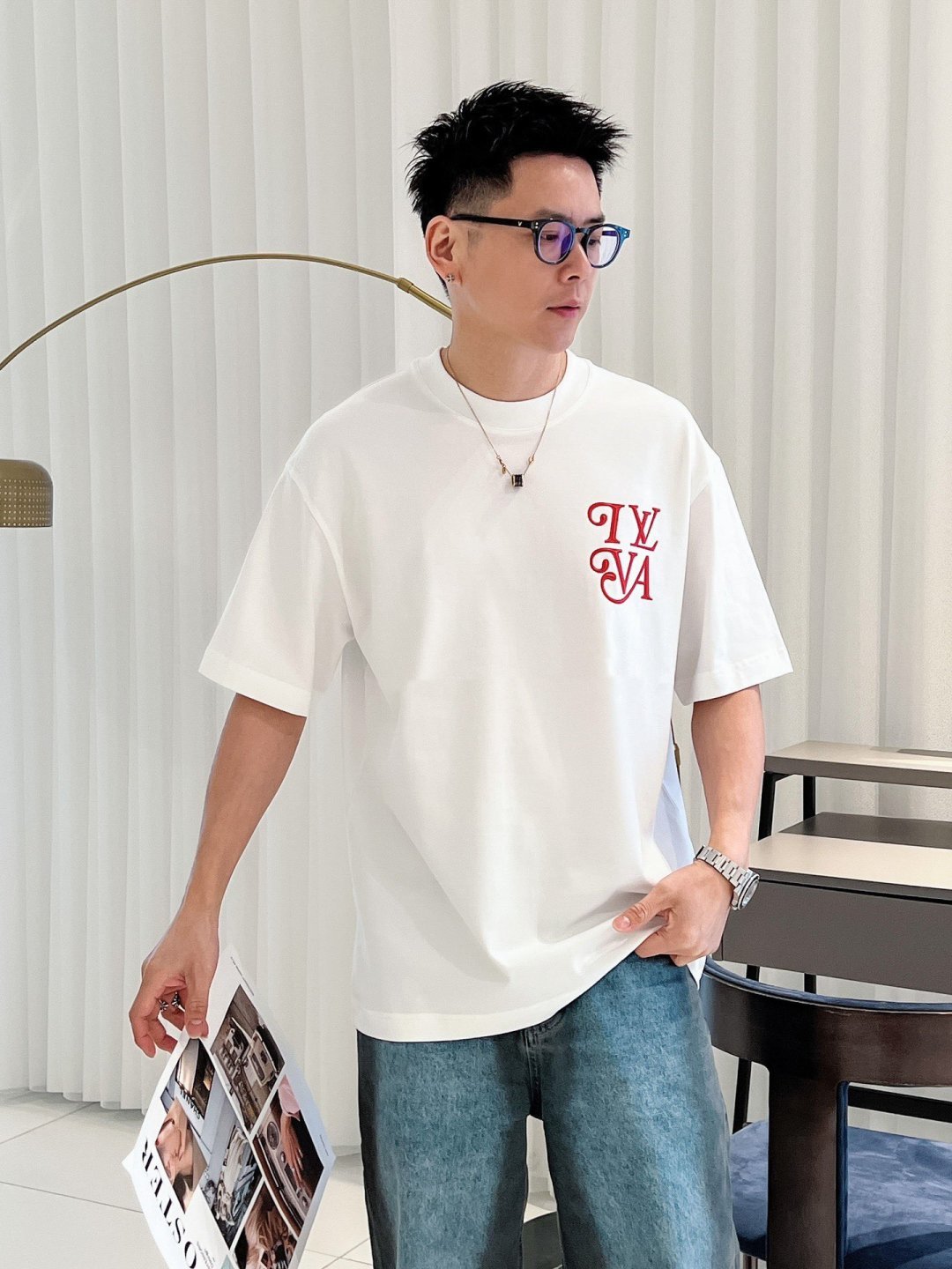 NO:504340,LV2025 spring and summer new style first-time counter latest short-sleeved round-neck T-shirt, high-end customization, avant-garde and fashionable design!  Brand logo heavy craft design, high-end customized mercerized cotton fabric, soft feel, comfortable to wear, exquisite counter-level car line, fine workmanship, invincible and handsome upper body effect!  A must-have item for handsome men!  Code number M-3XL 25-1260, louis vuitton, T-shirt,tees, t-shirt,alexander wang19860909LV2025春夏新款首发专柜最新款短袖圆领T恤 高端订制 设计前卫时尚！品牌logo重工艺设计 高端定制丝光棉面料.手感柔软.穿着舒适.专柜级别精致车线.做工精细.上身效果无敌帅气！型男必备单品！码数M-3XL 25-1260,,louis vuitton,T-shirt,tees，t-shirt,alexander wang,Men's clothing