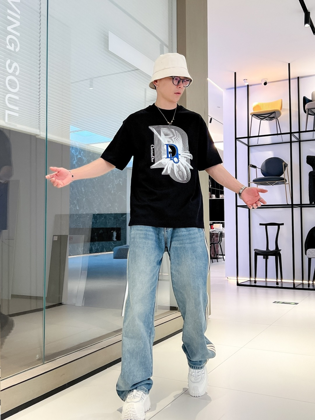 NO:504321,Dior2025 spring and summer new model first-time counter latest short-sleeved round-neck T-shirt, high-end customization, avant-garde and fashionable design!  Brand logo heavy craft design, high-end customized mercerized cotton fabric, soft feel, comfortable to wear, exquisite counter-level car line, fine workmanship, invincible and handsome upper body effect!  A must-have item for handsome men!  Code number M-3XL, dior, T-shirt,tees, t-shirt,alexander wang19860909Dior2025春夏新款首发专柜最新款短袖圆领T恤 高端订制 设计前卫时尚！品牌logo重工艺设计 高端定制丝光棉面料.手感柔软.穿着舒适.专柜级别精致车线.做工精细.上身效果无敌帅气！型男必备单品！码数M-3XL,,dior,T-shirt,tees，t-shirt,alexander wang,Men's clothing