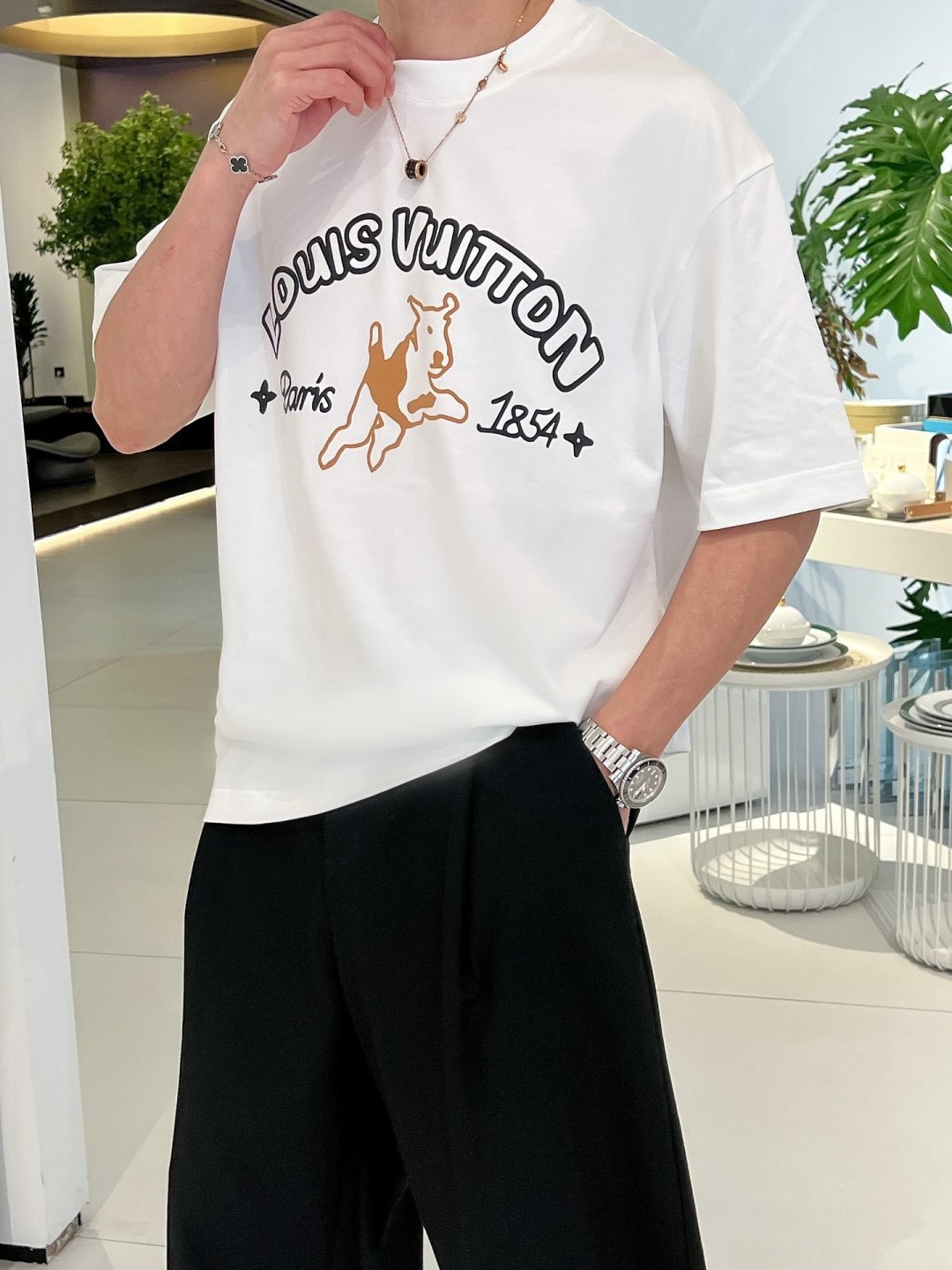 NO:136250,LV2025 spring and summer new style first-time counter latest short-sleeved round-neck T-shirt, high-end customization, avant-garde and fashionable design!  Brand logo heavy craft design, high-end customized mercerized cotton fabric, soft feel, comfortable to wear, exquisite counter-level car line, fine workmanship, invincible and handsome upper body effect!  A must-have item for handsome men!  Code number M-3XL, louis vuitton, T-shirt,tees, t-shirt,alexander wang19860909LV2025春夏新款首发专柜最新款短袖圆领T恤 高端订制 设计前卫时尚！品牌logo重工艺设计 高端定制丝光棉面料.手感柔软.穿着舒适.专柜级别精致车线.做工精细.上身效果无敌帅气！型男必备单品！码数M-3XL,,louis vuitton,T-shirt,tees，t-shirt,alexander wang,Men's clothing