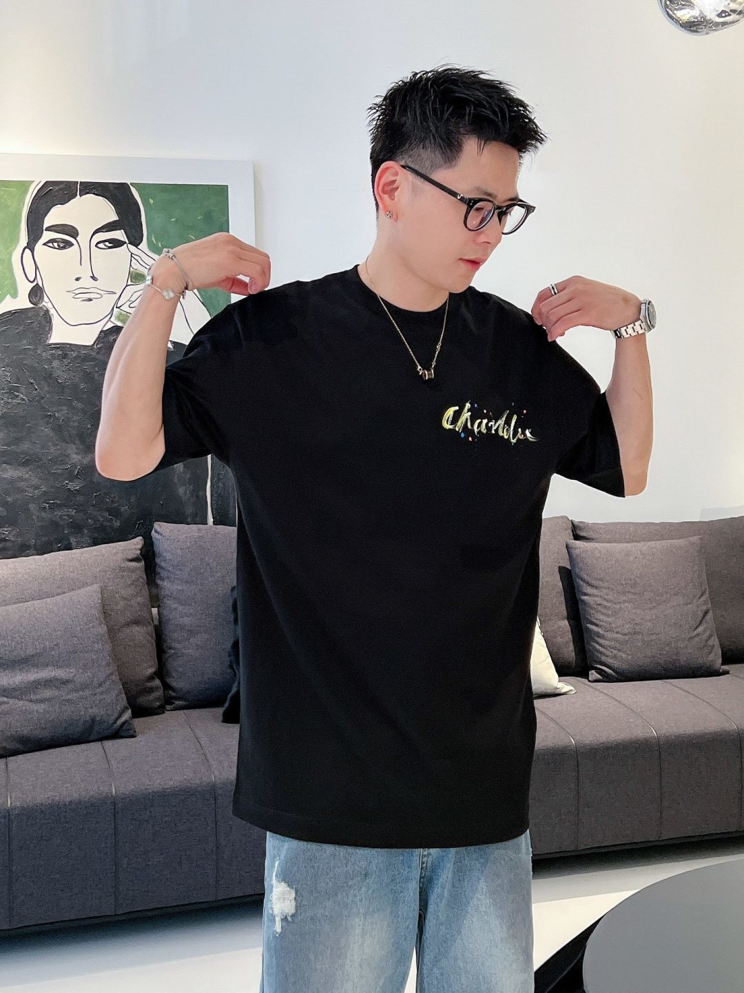 NO:504309,Chanel's new spring and summer new style first-time counter has the latest short-sleeved round-neck T-shirt, high-end customization, avant-garde and fashionable design!  Brand logo heavy craft design, high-end customized mercerized cotton fabric, soft feel, comfortable to wear, exquisite counter-level car line, fine workmanship, invincible and handsome upper body effect!  A must-have item for handsome men!  Code number M-3XL 25-1260, chanel, T-shirt,tees, t-shirt,alexander wang19860909香奈儿2025春夏新款首发专柜最新款短袖圆领T恤 高端订制 设计前卫时尚！品牌logo重工艺设计 高端定制丝光棉面料.手感柔软.穿着舒适.专柜级别精致车线.做工精细.上身效果无敌帅气！型男必备单品！码数M-3XL 25-1260,,chanel,T-shirt,tees，t-shirt,alexander wang,Men's clothing