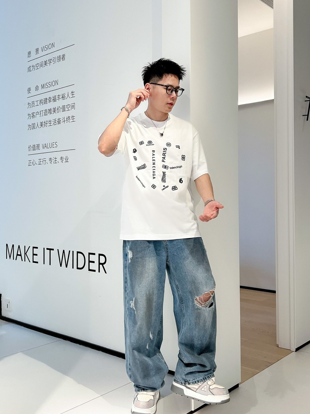 NO:136254,Givenchy's new spring and summer new style in the first counter, the latest short-sleeved round-neck T-shirt, high-end customization, avant-garde and fashionable design!  Brand logo heavy craft design, high-end customized mercerized cotton fabric, soft feel, comfortable to wear, exquisite counter-level car line, fine workmanship, invincible and handsome upper body effect!  A must-have item for handsome men!  Code number M-3XL, given, T-shirt,tees,t-shirt,alexander wang19860909纪梵希2025春夏新款首发专柜最新款短袖圆领T恤 高端订制 设计前卫时尚！品牌logo重工艺设计 高端定制丝光棉面料.手感柔软.穿着舒适.专柜级别精致车线.做工精细.上身效果无敌帅气！型男必备单品！码数M-3XL,,givenchy,T-shirt,tees，t-shirt,alexander wang,Men's clothing