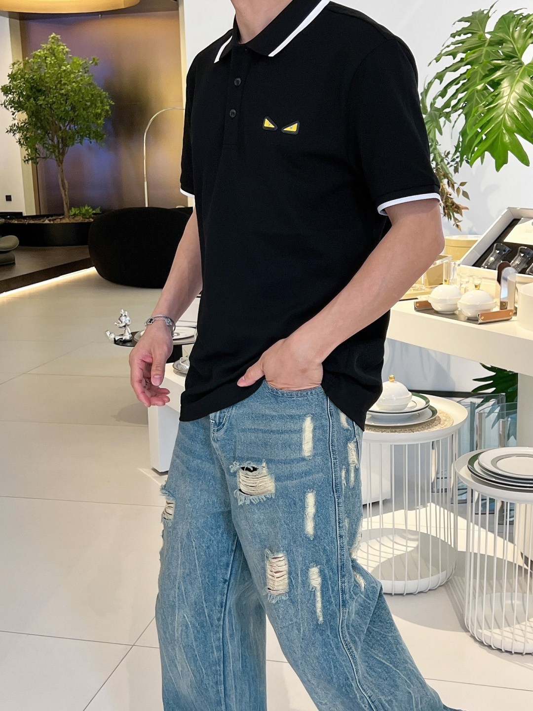 NO:136259,FENDI 2025ss summer new logo men's lapel Polo shirt!  Classic business men's style, high-end men's style at the ceiling level of business men's style!  Simple, fashionable and elegant, single-wearing inner wear is decent, quality control/detail control takes away, low-key, luxurious and connotative!  Customer-supplied fixed mesh flooring cotton cloth is carefully made, the surface of the fabric is evenly arranged and neatly arranged, with excellent breathability and heat dissipation and sweat resistance, and the comfort level of the upper body is completely better than that of ordinary single-sided sweat cloth tissue!  The classic brand LOGO logo on the chest is created with top-level craftsmanship. The LOGO has three-dimensional, clear and full texture, and is an extraordinary product in the classic field whether it is inner wear or single wear!  The exquisite cutting process, the processing of every detail is very standard and delicate, and it is comparable to that of ordinary LOW products on the market. Men must enter the basic versatile Polo shirts!  Color black white Size M-3XL Data reference M: bust 104cm-shoulder width 45cm-length 69cm-sleeve length 21cm L: bust 108cm-shoulder width 46cm-length 70cm-sleeve length 22cm XL: bust 112cm-shoulder width 47cm-sleeve length 71cm-sleeve length 23cm XXL: bust 116cm-shoulder width 48cm-sleeve length 72cm-sleeve length 24cm 3XL: bust 120cm-shoulder width 49cm-sleeve length 73cm-sleeve length 24cm, fendi, alexander wang19860909FENDI 2025ss夏季新款 logo男士翻领Polo衫！经典商务男款,高端男装的天花板级别的商务男款！简约时尚大气不失优雅,单穿内搭体面过人,品质控/细节控的闭眼带走,低调又奢华有内涵！ 客供定织网眼珠地棉布精心制成,面料表面排列均匀整齐的网眼纹理,透气性和散热排汗性极佳,上身舒适程度完全优于普通单面汗布组织！胸前经典的品牌LOGO标识,采用顶级工艺打造,LOGO立体清晰饱满,质感非凡的特质,无论是内搭还是单穿都是一款经典领域的产品！精妙绝伦的裁剪工艺,每一个细节处理的非常标准细腻,非市面一般LOW货可以媲美的,男士必入基础百搭款Polo衫推荐！ 颜色黑色 白色 尺码M-3XL 数据参考 M码:胸围104cm-肩宽45cm-衣长69cm-袖长21cm L码:胸围108cm-肩宽46cm-衣长70cm-袖长22cm XL码:胸围112cm-肩宽47cm-衣长71cm-袖长23cm XXL码:胸围116cm-肩宽48cm-衣长72cm-袖长24cm 3XL码:胸围120cm-肩宽49cm-衣长73cm-袖长24cm,,fendi,alexander wang,Men's clothing