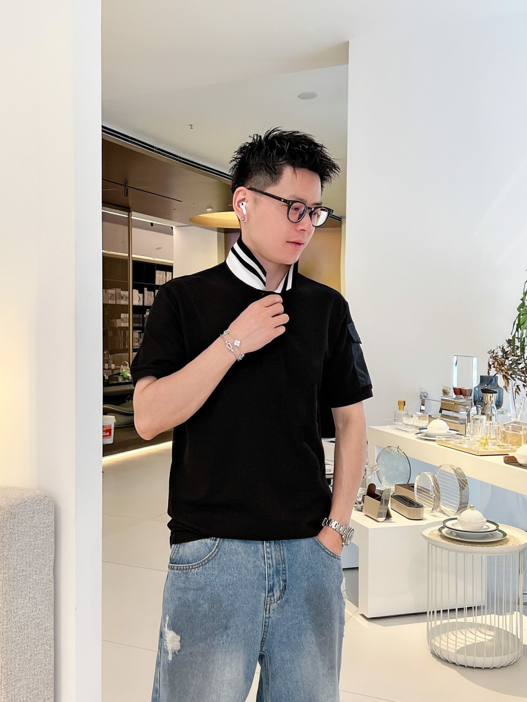 NO:136241,MONCLER2025ss summer new logo men's lapel Polo shirt!  Classic business men's style, high-end men's style at the ceiling level of business men's style!  Simple, fashionable and elegant, single-wearing inner wear is decent, quality control/detail control takes away, low-key, luxurious and connotative!  Customer-supplied fixed mesh flooring cotton cloth is carefully made, the surface of the fabric is evenly arranged and neatly arranged, with excellent breathability and heat dissipation and sweat resistance, and the comfort level of the upper body is completely better than that of ordinary single-sided sweat cloth tissue!  The classic brand LOGO logo on the chest is created with top-level craftsmanship. The LOGO has three-dimensional, clear and full texture, and is an extraordinary product in the classic field whether it is inner wear or single wear!  The exquisite cutting process, the processing of every detail is very standard and delicate, and it is comparable to that of ordinary LOW products on the market. Men must enter the basic versatile Polo shirts!  Color black Size M-3XL Data reference M: bust 104cm-shoulder width 45cm-coat length 69cm-sleeve length 21cm L: bust 108cm-shoulder width 46cm-coat length 70cm-sleeve length 22cm XL: bust 112cm-shoulder width 47cm-coat length 71cm-sleeve length 23cm XXL: bust 116cm-shoulder width 48cm-coat length 72cm-sleeve length 24cm 3XL: bust 120cm-shoulder width 49cm-coat length 73cm-sleeve length 24cm, christian louboutin, alexander wang19860909MONCLER2025ss夏季新款 logo男士翻领Polo衫！经典商务男款,高端男装的天花板级别的商务男款！简约时尚大气不失优雅,单穿内搭体面过人,品质控/细节控的闭眼带走,低调又奢华有内涵！ 客供定织网眼珠地棉布精心制成,面料表面排列均匀整齐的网眼纹理,透气性和散热排汗性极佳,上身舒适程度完全优于普通单面汗布组织！胸前经典的品牌LOGO标识,采用顶级工艺打造,LOGO立体清晰饱满,质感非凡的特质,无论是内搭还是单穿都是一款经典领域的产品！精妙绝伦的裁剪工艺,每一个细节处理的非常标准细腻,非市面一般LOW货可以媲美的,男士必入基础百搭款Polo衫推荐！ 颜色黑色 尺码M-3XL 数据参考 M码:胸围104cm-肩宽45cm-衣长69cm-袖长21cm L码:胸围108cm-肩宽46cm-衣长70cm-袖长22cm XL码:胸围112cm-肩宽47cm-衣长71cm-袖长23cm XXL码:胸围116cm-肩宽48cm-衣长72cm-袖长24cm 3XL码:胸围120cm-肩宽49cm-衣长73cm-袖长24cm,,christian louboutin,alexander wang,Men's clothing