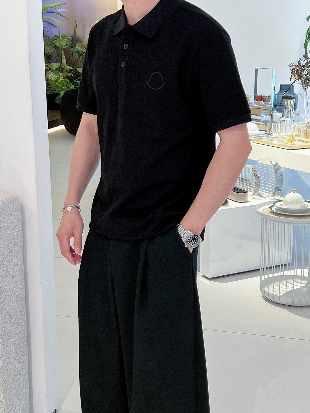 NO:136243,MONCLER 2025ss summer new logo men's lapel Polo shirt!  Classic business men's style, high-end men's style at the ceiling level of business men's style!  Simple, fashionable and elegant, single-wearing inner wear is decent, quality control/detail control takes away, low-key, luxurious and connotative!  Customer-supplied fixed mesh flooring cotton cloth is carefully made, the surface of the fabric is evenly arranged and neatly arranged, with excellent breathability and heat dissipation and sweat resistance, and the comfort level of the upper body is completely better than that of ordinary single-sided sweat cloth tissue!  The classic brand LOGO logo on the chest is created with top-level craftsmanship. The LOGO has three-dimensional, clear and full texture, and is an extraordinary product in the classic field whether it is inner wear or single wear!  The exquisite cutting process, the processing of every detail is very standard and delicate, and it is comparable to that of ordinary LOW products on the market. Men must enter the basic versatile Polo shirts!  Color black Size M-3XL Data reference M: bust 104cm-shoulder width 45cm-coat length 69cm-sleeve length 21cm L: bust 108cm-shoulder width 46cm-coat length 70cm-sleeve length 22cm XL: bust 112cm-shoulder width 47cm-coat length 71cm-sleeve length 23cm XXL: bust 116cm-shoulder width 48cm-coat length 72cm-sleeve length 24cm 3XL: bust 120cm-shoulder width 49cm-coat length 73cm-sleeve length 24cm, christian louboutin, alexander wang19860909MONCLER 2025ss夏季新款 logo男士翻领Polo衫！经典商务男款,高端男装的天花板级别的商务男款！简约时尚大气不失优雅,单穿内搭体面过人,品质控/细节控的闭眼带走,低调又奢华有内涵！ 客供定织网眼珠地棉布精心制成,面料表面排列均匀整齐的网眼纹理,透气性和散热排汗性极佳,上身舒适程度完全优于普通单面汗布组织！胸前经典的品牌LOGO标识,采用顶级工艺打造,LOGO立体清晰饱满,质感非凡的特质,无论是内搭还是单穿都是一款经典领域的产品！精妙绝伦的裁剪工艺,每一个细节处理的非常标准细腻,非市面一般LOW货可以媲美的,男士必入基础百搭款Polo衫推荐！ 颜色黑色 尺码M-3XL 数据参考 M码:胸围104cm-肩宽45cm-衣长69cm-袖长21cm L码:胸围108cm-肩宽46cm-衣长70cm-袖长22cm XL码:胸围112cm-肩宽47cm-衣长71cm-袖长23cm XXL码:胸围116cm-肩宽48cm-衣长72cm-袖长24cm 3XL码:胸围120cm-肩宽49cm-衣长73cm-袖长24cm,,christian louboutin,alexander wang,Men's clothing