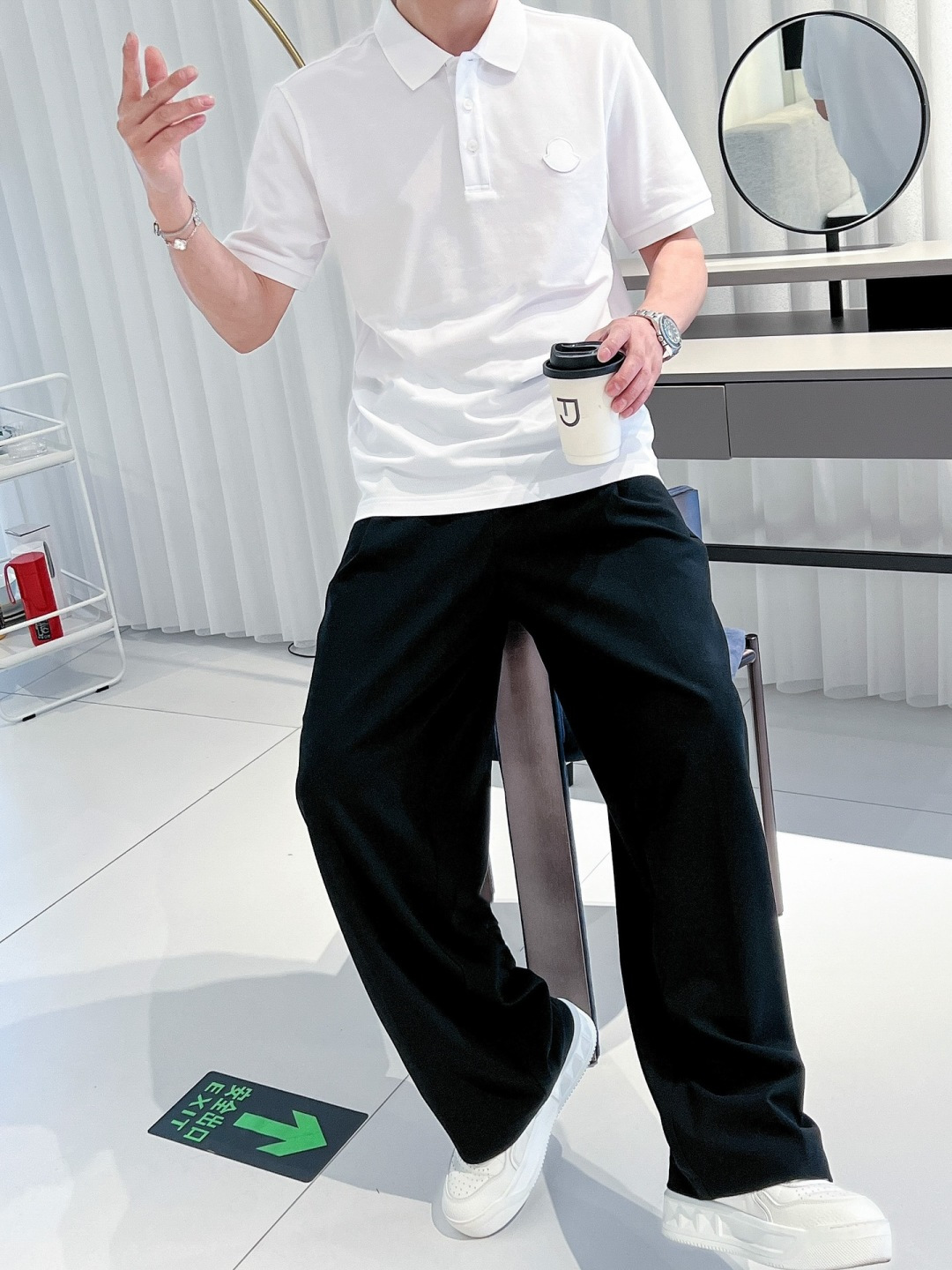 NO:136246,MONCLER2025ss summer new logo men's lapel Polo shirt!  Classic business men's style, high-end men's style at the ceiling level of business men's style!  Simple, fashionable and elegant, single-wearing inner wear is decent, quality control/detail control takes away, low-key, luxurious and connotative!  Customer-supplied fixed mesh flooring cotton cloth is carefully made, the surface of the fabric is evenly arranged and neatly arranged, with excellent breathability and heat dissipation and sweat resistance, and the comfort level of the upper body is completely better than that of ordinary single-sided sweat cloth tissue!  The classic brand LOGO logo on the chest is created with top-level craftsmanship. The LOGO has three-dimensional, clear and full texture, and is an extraordinary product in the classic field whether it is inner wear or single wear!  The exquisite cutting process, the processing of every detail is very standard and delicate, and it is comparable to that of ordinary LOW products on the market. Men must enter the basic versatile Polo shirts!  Color black white Size M-3XL Data reference M: bust 104cm-shoulder width 45cm-length 69cm-sleeve length 21cm L: bust 108cm-shoulder width 46cm-length 70cm-sleeve length 22cm XL: bust 112cm-shoulder width 47cm-length 71cm-sleeve length 23cm XXL: bust 116cm-shoulder width 48cm-sleeve length 72cm-sleeve length 24cm 3XL: bust 120cm-shoulder width 49cm-sleeve length 73cm-sleeve length 24cm, christian louboutin,alexander wang19860909MONCLER2025ss夏季新款 logo男士翻领Polo衫！经典商务男款,高端男装的天花板级别的商务男款！简约时尚大气不失优雅,单穿内搭体面过人,品质控/细节控的闭眼带走,低调又奢华有内涵！ 客供定织网眼珠地棉布精心制成,面料表面排列均匀整齐的网眼纹理,透气性和散热排汗性极佳,上身舒适程度完全优于普通单面汗布组织！胸前经典的品牌LOGO标识,采用顶级工艺打造,LOGO立体清晰饱满,质感非凡的特质,无论是内搭还是单穿都是一款经典领域的产品！精妙绝伦的裁剪工艺,每一个细节处理的非常标准细腻,非市面一般LOW货可以媲美的,男士必入基础百搭款Polo衫推荐！ 颜色黑色 白色 尺码M-3XL 数据参考 M码:胸围104cm-肩宽45cm-衣长69cm-袖长21cm L码:胸围108cm-肩宽46cm-衣长70cm-袖长22cm XL码:胸围112cm-肩宽47cm-衣长71cm-袖长23cm XXL码:胸围116cm-肩宽48cm-衣长72cm-袖长24cm 3XL码:胸围120cm-肩宽49cm-衣长73cm-袖长24cm,,christian louboutin,alexander wang,Men's clothing