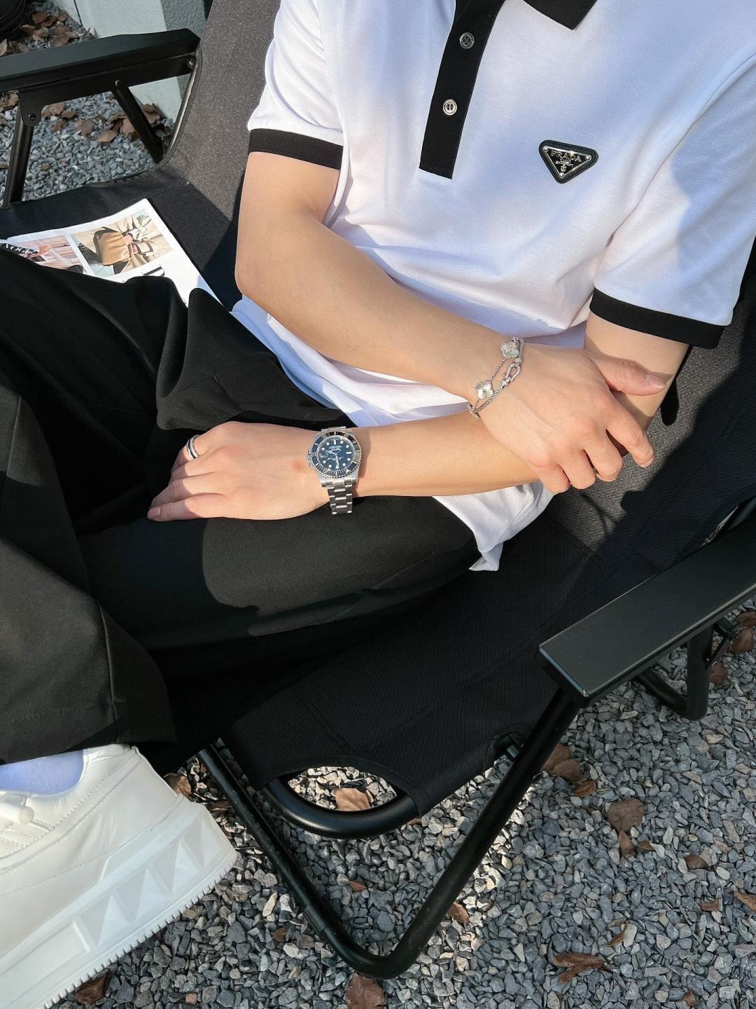 NO:136249,PRADA 2025ss summer new logo men's lapel Polo shirt!  Classic business men's style, high-end men's style at the ceiling level of business men's style!  Simple, fashionable and elegant, single-wearing inner wear is decent, quality control/detail control takes away, low-key, luxurious and connotative!  Customer-supplied fixed mesh flooring cotton cloth is carefully made, the surface of the fabric is evenly arranged and neatly arranged, with excellent breathability and heat dissipation and sweat resistance, and the comfort level of the upper body is completely better than that of ordinary single-sided sweat cloth tissue!  The classic brand LOGO logo on the chest is created with top-level craftsmanship. The LOGO has three-dimensional, clear and full texture, and is an extraordinary product in the classic field whether it is inner wear or single wear!  The exquisite cutting process, the processing of every detail is very standard and delicate, and it is comparable to that of ordinary LOW products on the market. Men must enter the basic versatile Polo shirts!  Color black white Size M-3XL Data reference M: bust 104cm-shoulder width 45cm-length 69cm-sleeve length 21cm L: bust 108cm-shoulder width 46cm-length 70cm-sleeve length 22cm XL: bust 112cm-shoulder width 47cm-length 71cm-sleeve length 23cm XXL: bust 116cm-shoulder width 48cm-sleeve length 72cm-sleeve length 24cm 3XL: bust 120cm-shoulder width 49cm-sleeve length 73cm-sleeve length 24cm, prada, alexander wang19860909PRADA 2025ss夏季新款 logo男士翻领Polo衫！经典商务男款,高端男装的天花板级别的商务男款！简约时尚大气不失优雅,单穿内搭体面过人,品质控/细节控的闭眼带走,低调又奢华有内涵！ 客供定织网眼珠地棉布精心制成,面料表面排列均匀整齐的网眼纹理,透气性和散热排汗性极佳,上身舒适程度完全优于普通单面汗布组织！胸前经典的品牌LOGO标识,采用顶级工艺打造,LOGO立体清晰饱满,质感非凡的特质,无论是内搭还是单穿都是一款经典领域的产品！精妙绝伦的裁剪工艺,每一个细节处理的非常标准细腻,非市面一般LOW货可以媲美的,男士必入基础百搭款Polo衫推荐！ 颜色黑色 白色 尺码M-3XL 数据参考 M码:胸围104cm-肩宽45cm-衣长69cm-袖长21cm L码:胸围108cm-肩宽46cm-衣长70cm-袖长22cm XL码:胸围112cm-肩宽47cm-衣长71cm-袖长23cm XXL码:胸围116cm-肩宽48cm-衣长72cm-袖长24cm 3XL码:胸围120cm-肩宽49cm-衣长73cm-袖长24cm,,prada,alexander wang,Men's clothing