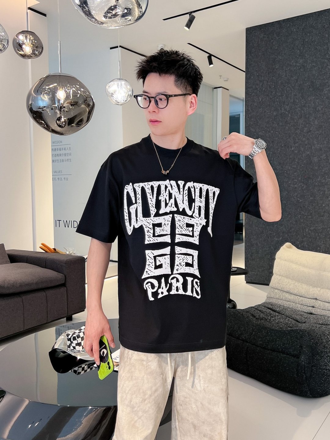 NO:136256,Givenchy's new spring and summer new style in the first counter, the latest short-sleeved round-neck T-shirt, high-end customization, avant-garde and fashionable design!  Brand logo heavy craft design, high-end customized mercerized cotton fabric, soft feel, comfortable to wear, exquisite counter-level car line, fine workmanship, invincible and handsome upper body effect!  A must-have item for handsome men!  Code number M-3XL, given, T-shirt,tees,t-shirt,alexander wang19860909纪梵希2025春夏新款首发专柜最新款短袖圆领T恤 高端订制 设计前卫时尚！品牌logo重工艺设计 高端定制丝光棉面料.手感柔软.穿着舒适.专柜级别精致车线.做工精细.上身效果无敌帅气！型男必备单品！码数M-3XL,,givenchy,T-shirt,tees，t-shirt,alexander wang,Men's clothing