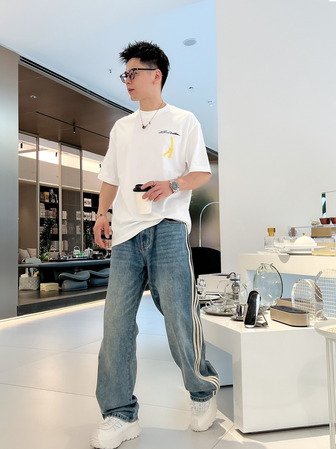 NO:136258,LV2025 spring and summer new style first-time counter latest short-sleeved round-neck T-shirt, high-end customization, avant-garde and fashionable design!  Brand logo heavy craft design, high-end customized mercerized cotton fabric, soft feel, comfortable to wear, exquisite counter-level car line, fine workmanship, invincible and handsome upper body effect!  A must-have item for handsome men!  Code number M-3XL, louis vuitton, T-shirt,tees, t-shirt,alexander wang19860909LV2025春夏新款首发专柜最新款短袖圆领T恤 高端订制 设计前卫时尚！品牌logo重工艺设计 高端定制丝光棉面料.手感柔软.穿着舒适.专柜级别精致车线.做工精细.上身效果无敌帅气！型男必备单品！码数M-3XL,,louis vuitton,T-shirt,tees，t-shirt,alexander wang,Men's clothing