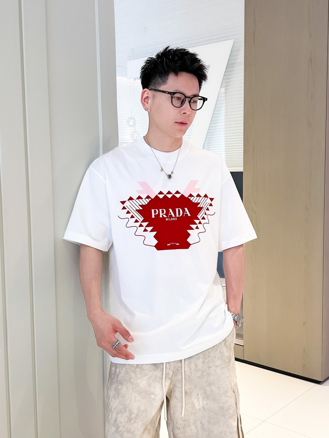 NO:136260,Prada's new spring and summer new style first-time counter has the latest short-sleeved round-neck T-shirt with high-end customization and avant-garde and fashionable design!  Brand logo heavy craft design, high-end customized mercerized cotton fabric, soft feel, comfortable to wear, exquisite counter-level car line, fine workmanship, invincible and handsome upper body effect!  A must-have item for handsome men!  Code number M-3XL, prada, T-shirt,tees, t-shirt,alexander wang19860909普拉达2025春夏新款首发专柜最新款短袖圆领T恤 高端订制 设计前卫时尚！品牌logo重工艺设计 高端定制丝光棉面料.手感柔软.穿着舒适.专柜级别精致车线.做工精细.上身效果无敌帅气！型男必备单品！码数M-3XL,,prada,T-shirt,tees，t-shirt,alexander wang,Men's clothing